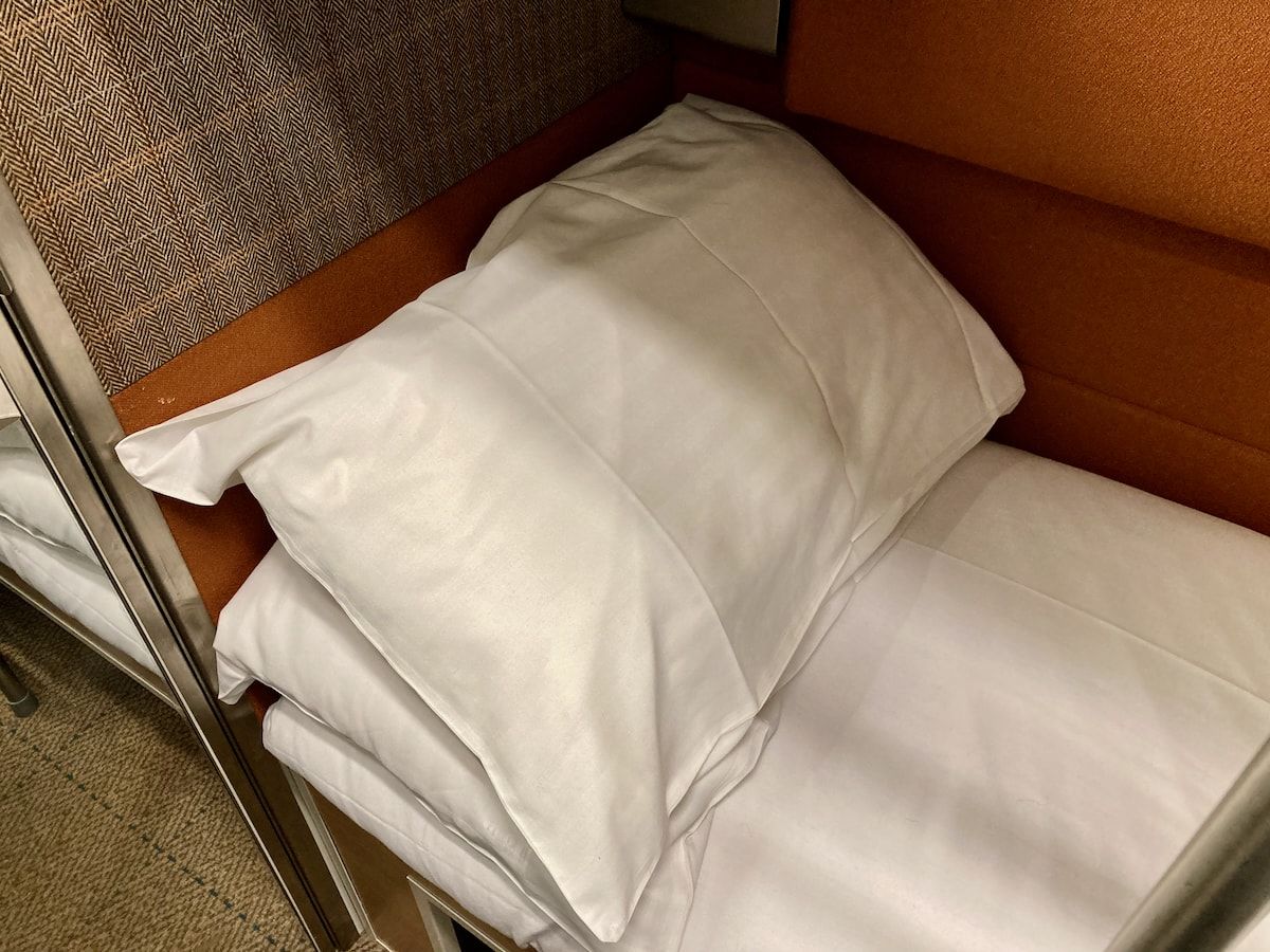Unteres Bett im Schlafwagen-Abteil mit zwei Kissen