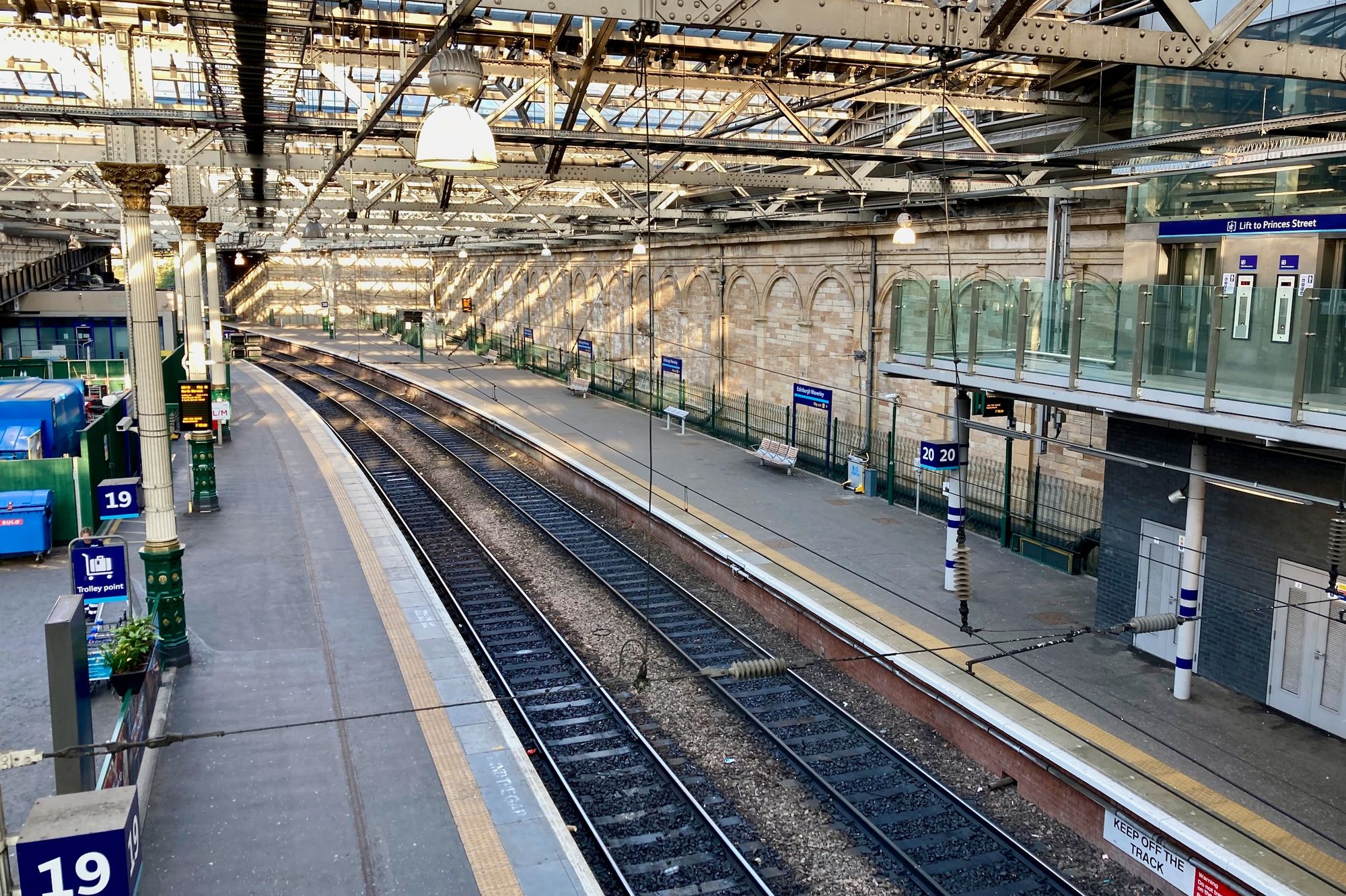Bild: Bahnhof Edinburgh Waverley
