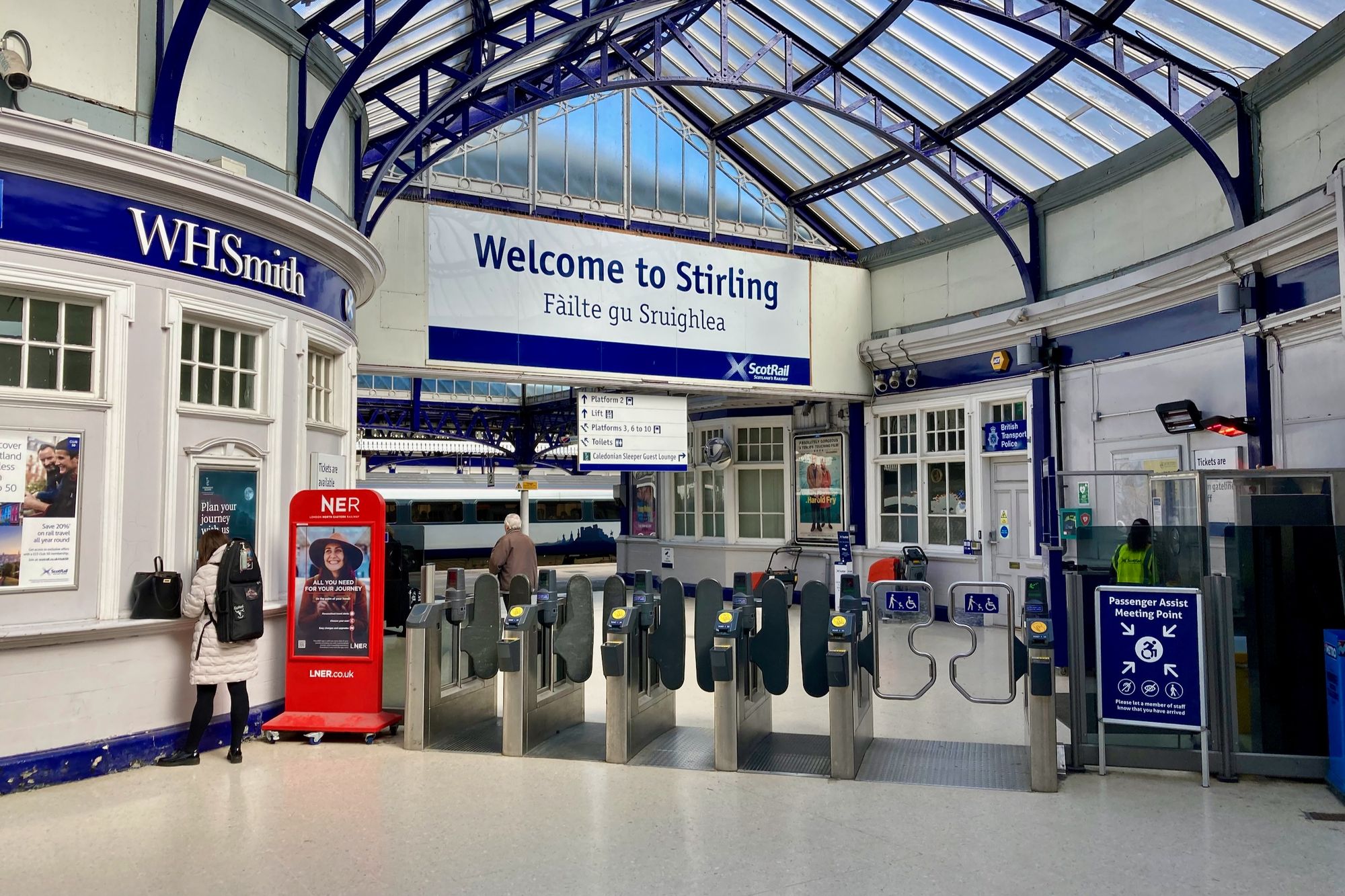 Bild: Bahnsteigsperren am Bahnhof Stirling