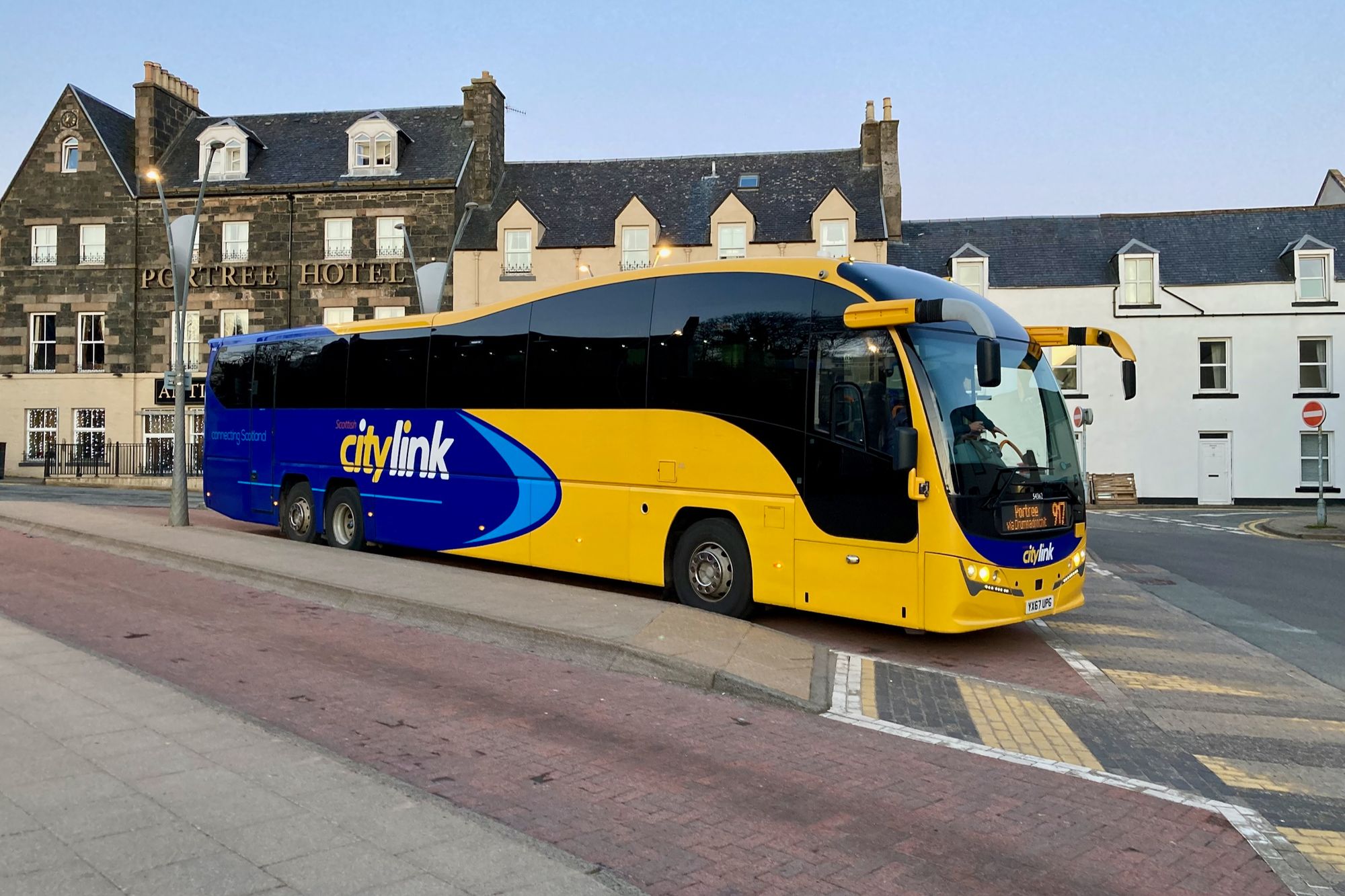 Bild: Ein Bus von Citylink in Portree auf der Insel Skye