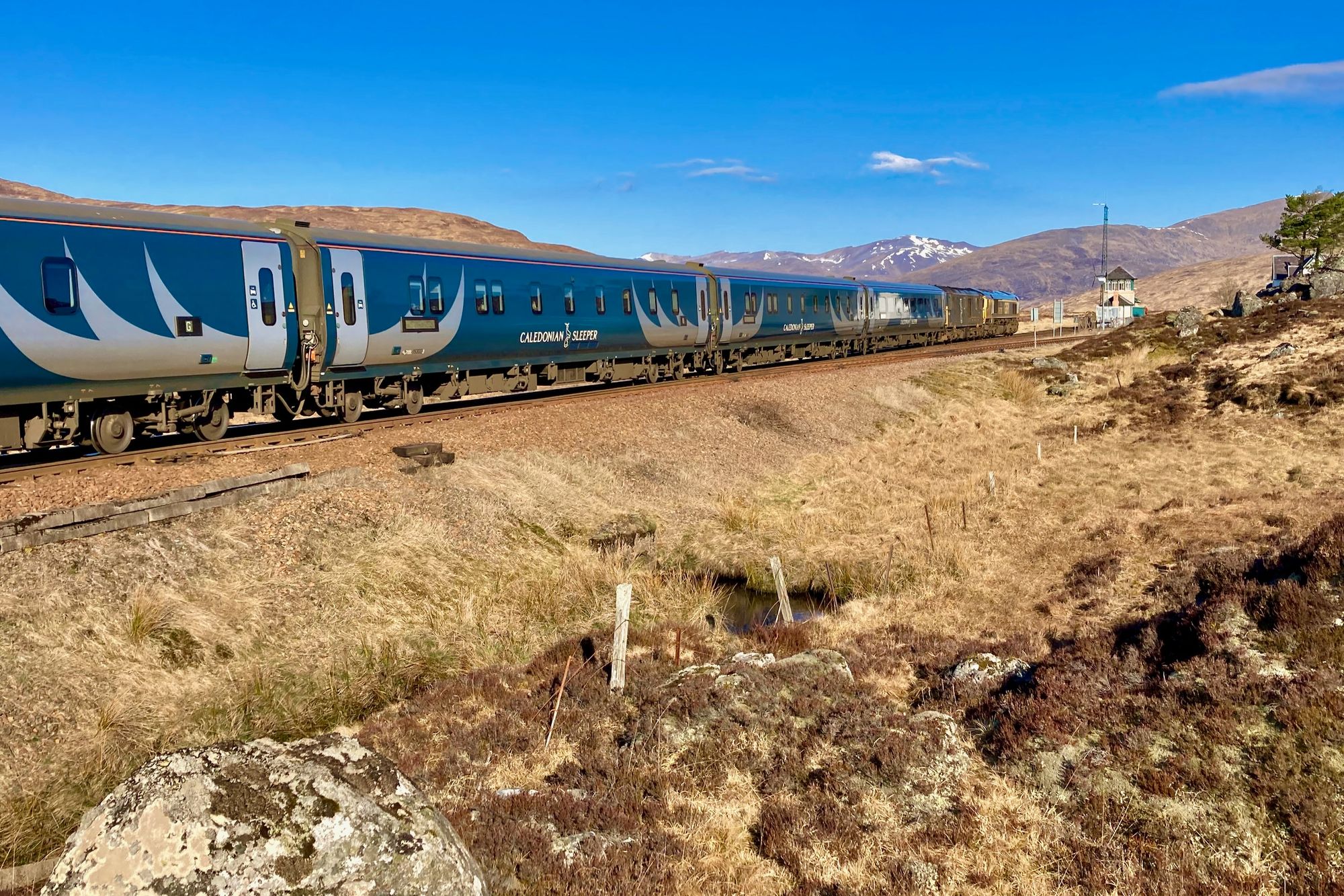 Bild: Ein Zug von Caledonian Sleeper in den Highlands