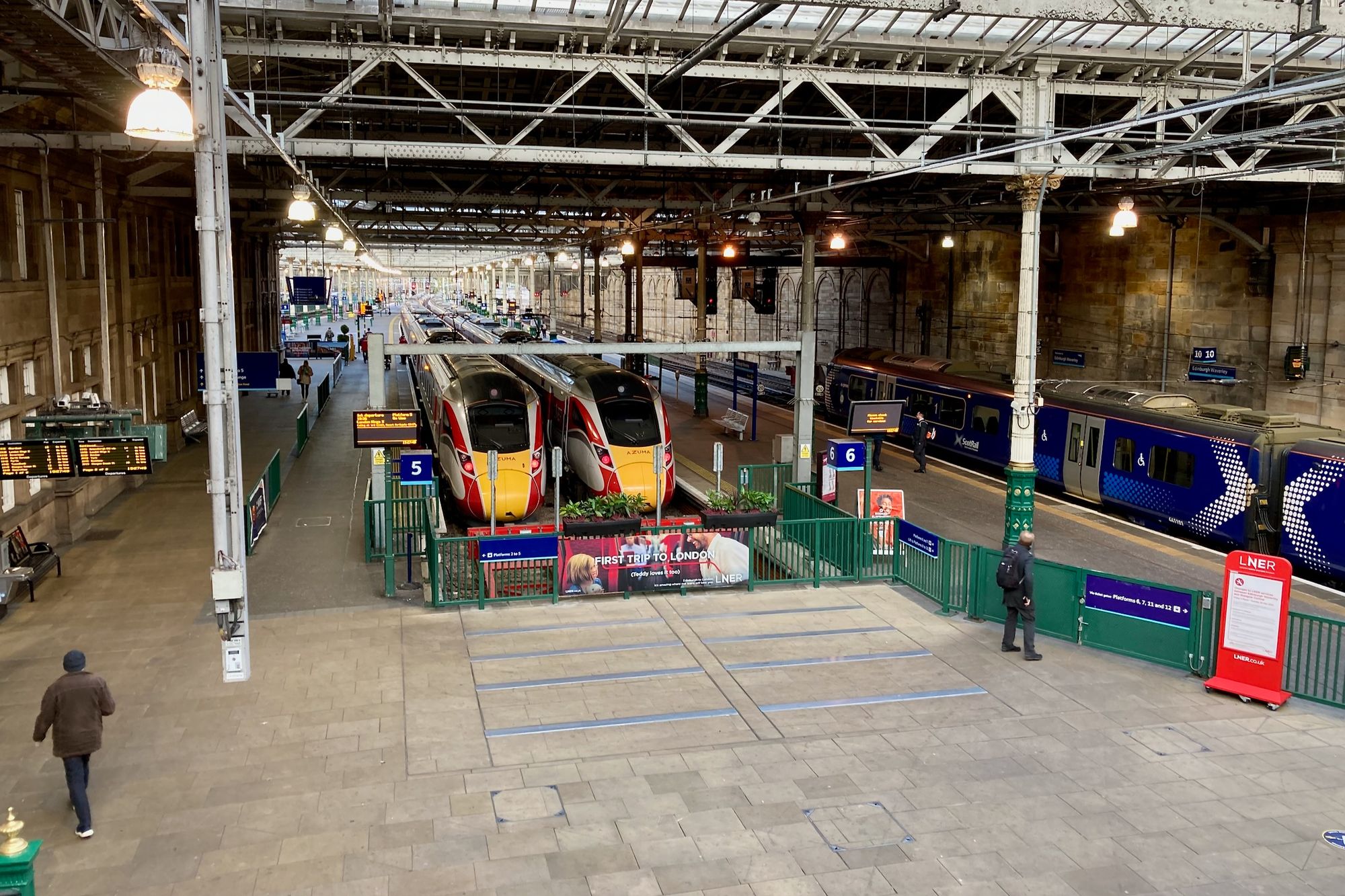 Bild: Zwei Züge von LNER im Bahnhof Edinburgh Waverley