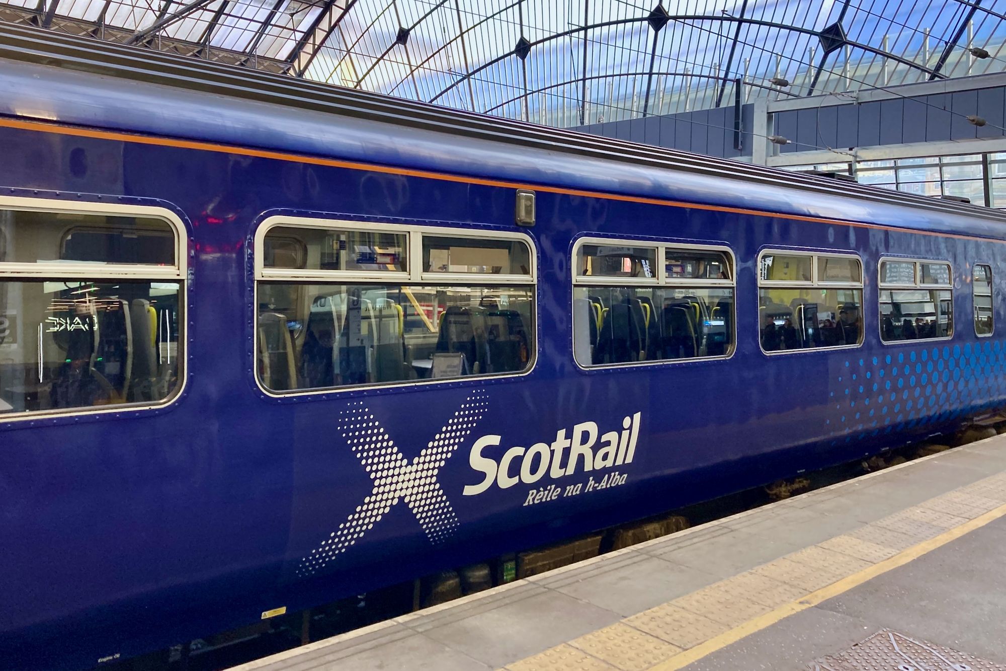 Bild: Zug von ScotRail im Bahnhof Glasgow Queen Street