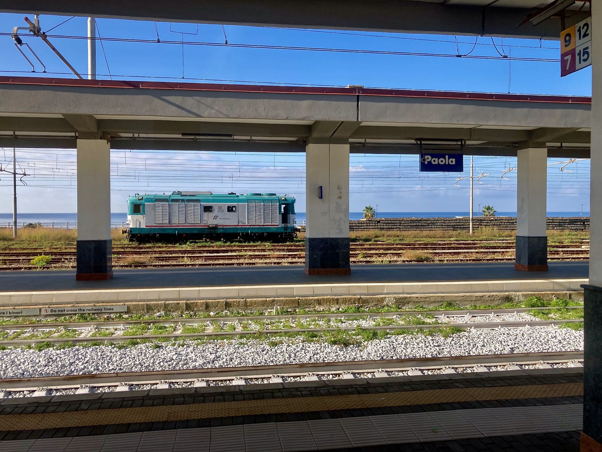 Bahnhof Paola in Kalabrien mit Lokomotive