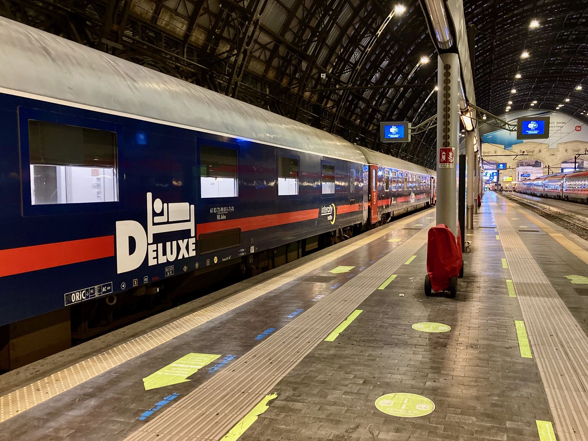 Nachtzug am Bahnsteig in Milano Centrale
