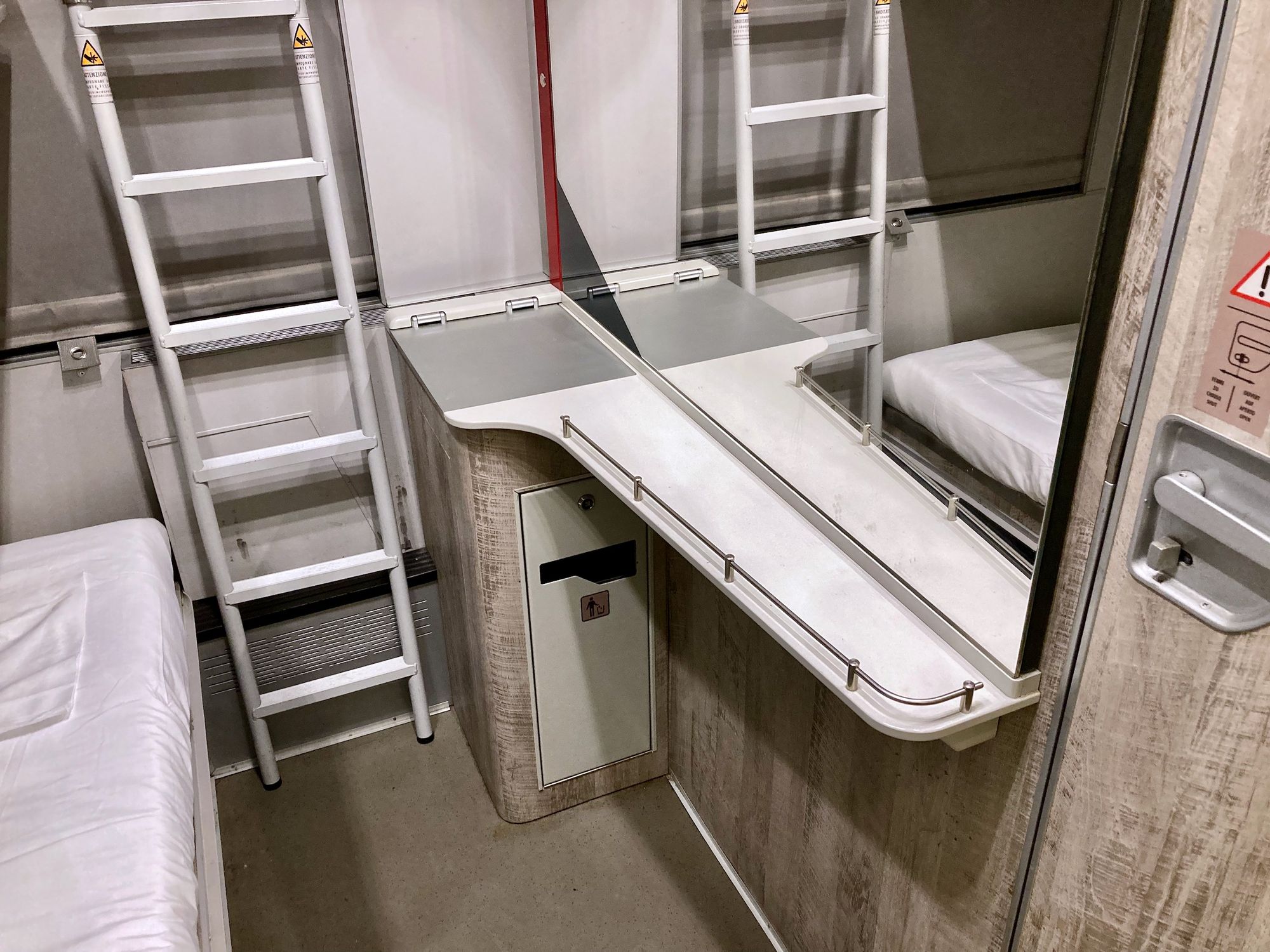 Schlafwagenabteil im italienischen Nachtzug mit Bett, Leiter, Spiegel und Ablage