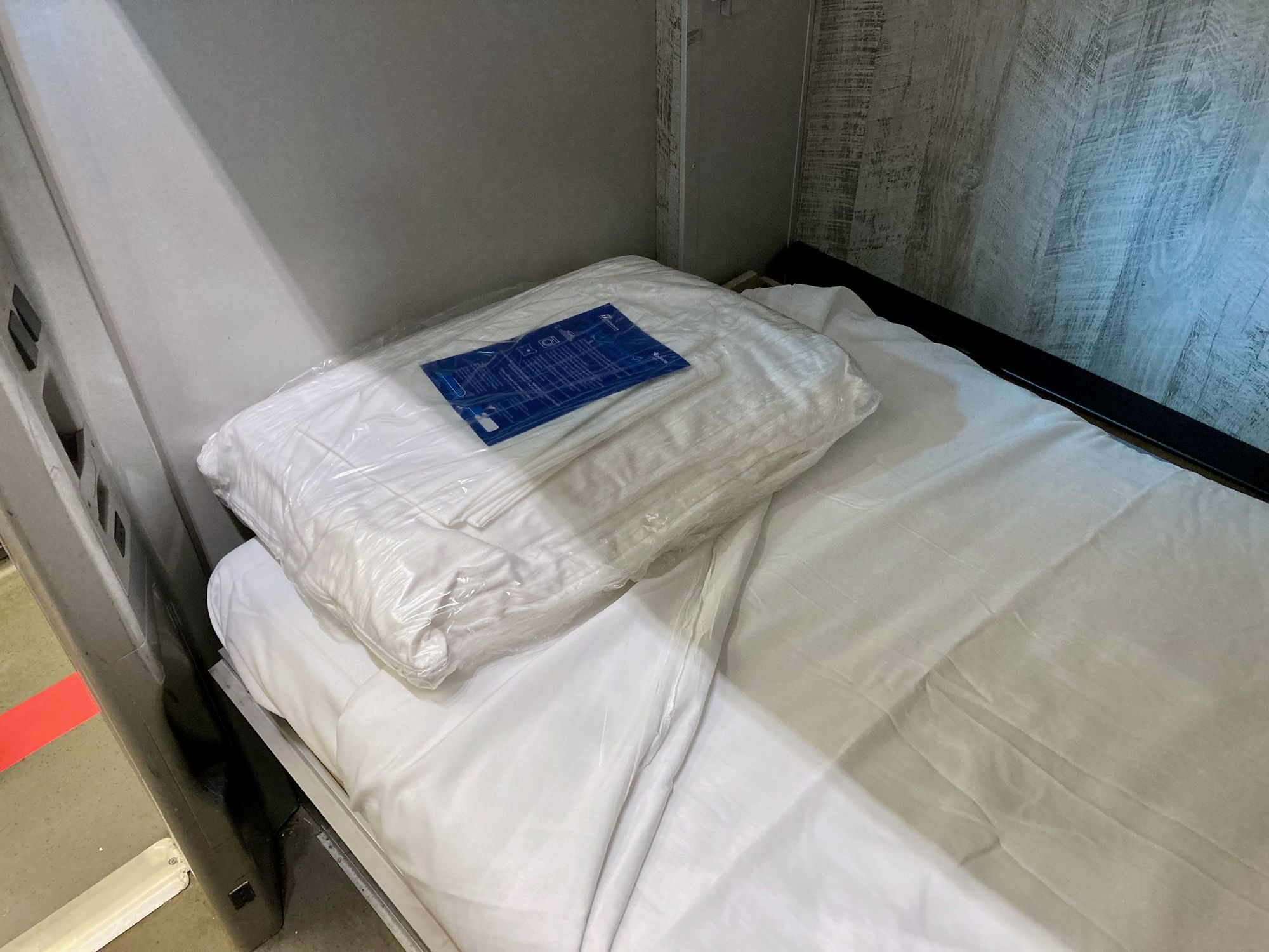 Bett im Schlafwagen mit Hygienepaket