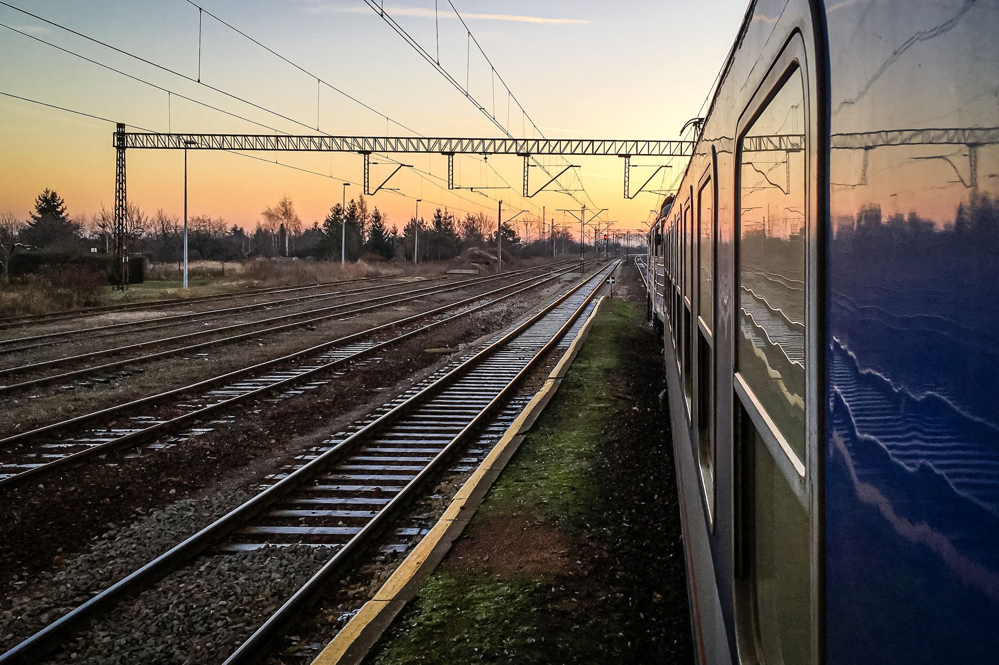 Blick aus den Zugfenster auf Bahnstrecke in Polen