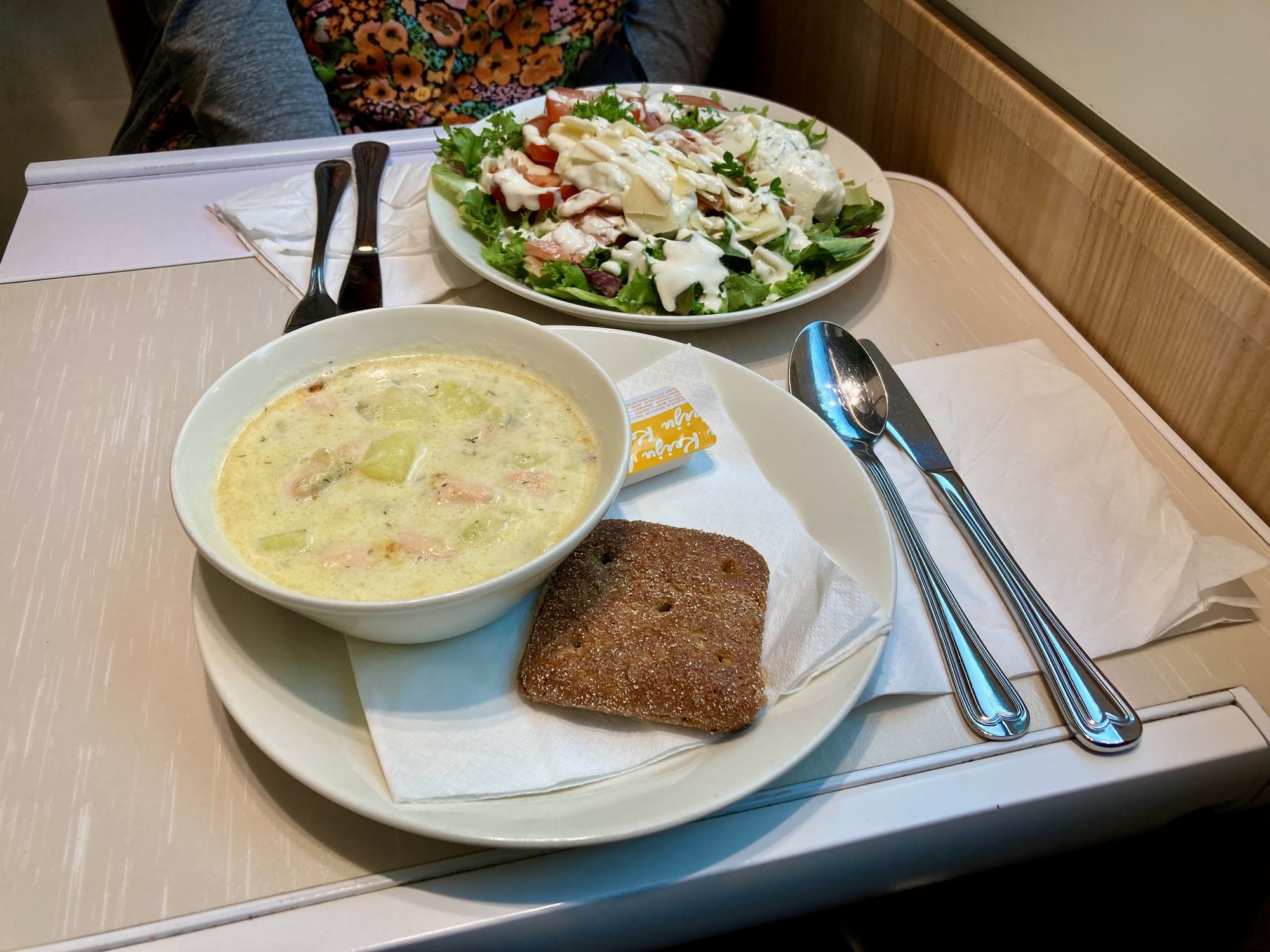 Lachssuppe und Salat im finnischen Speisewagen