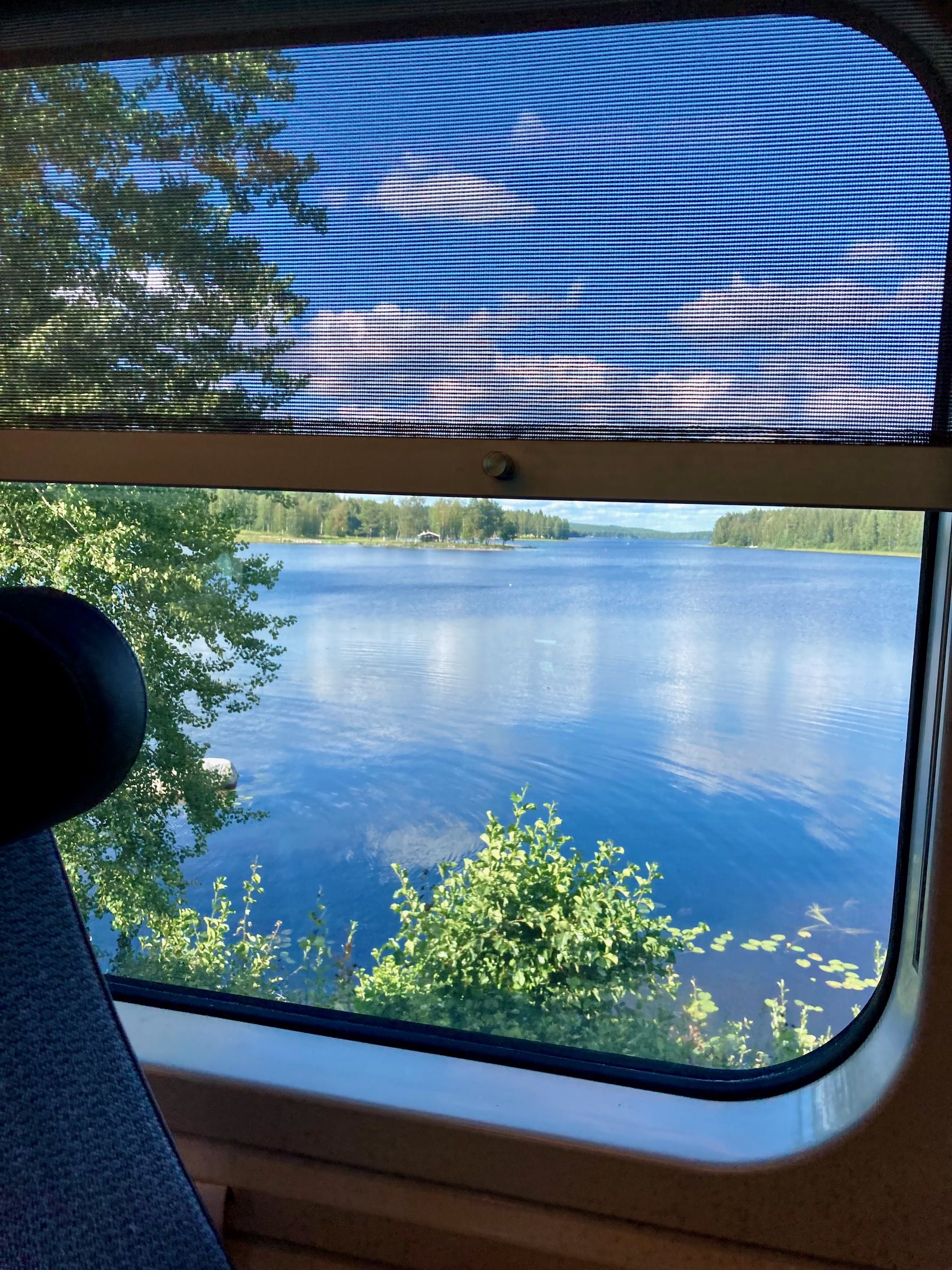Aussicht aus dem Zugfenster in Finnland