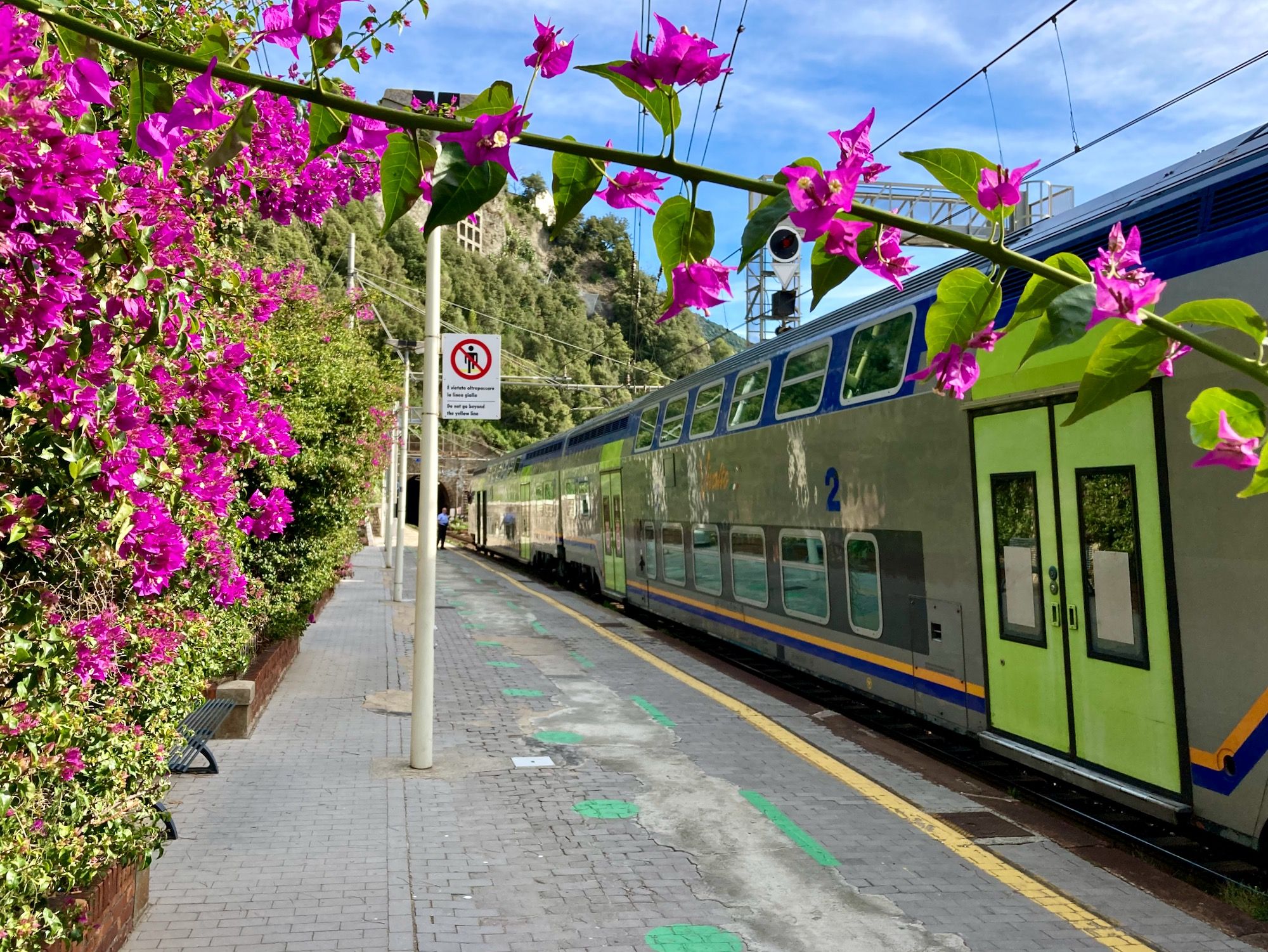 Doppelstöckiger Regionalzug im Bahnhof Monterosso