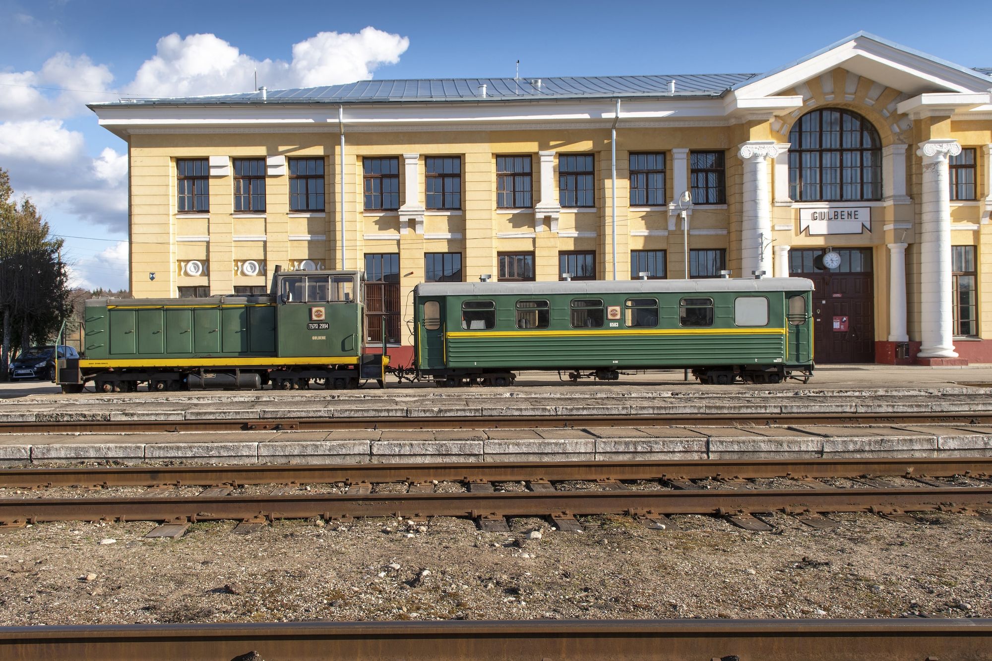 Diesellok und ein Personenwagen der Schmalspurbahn Bānītis am Bahnsteig von Gulbene