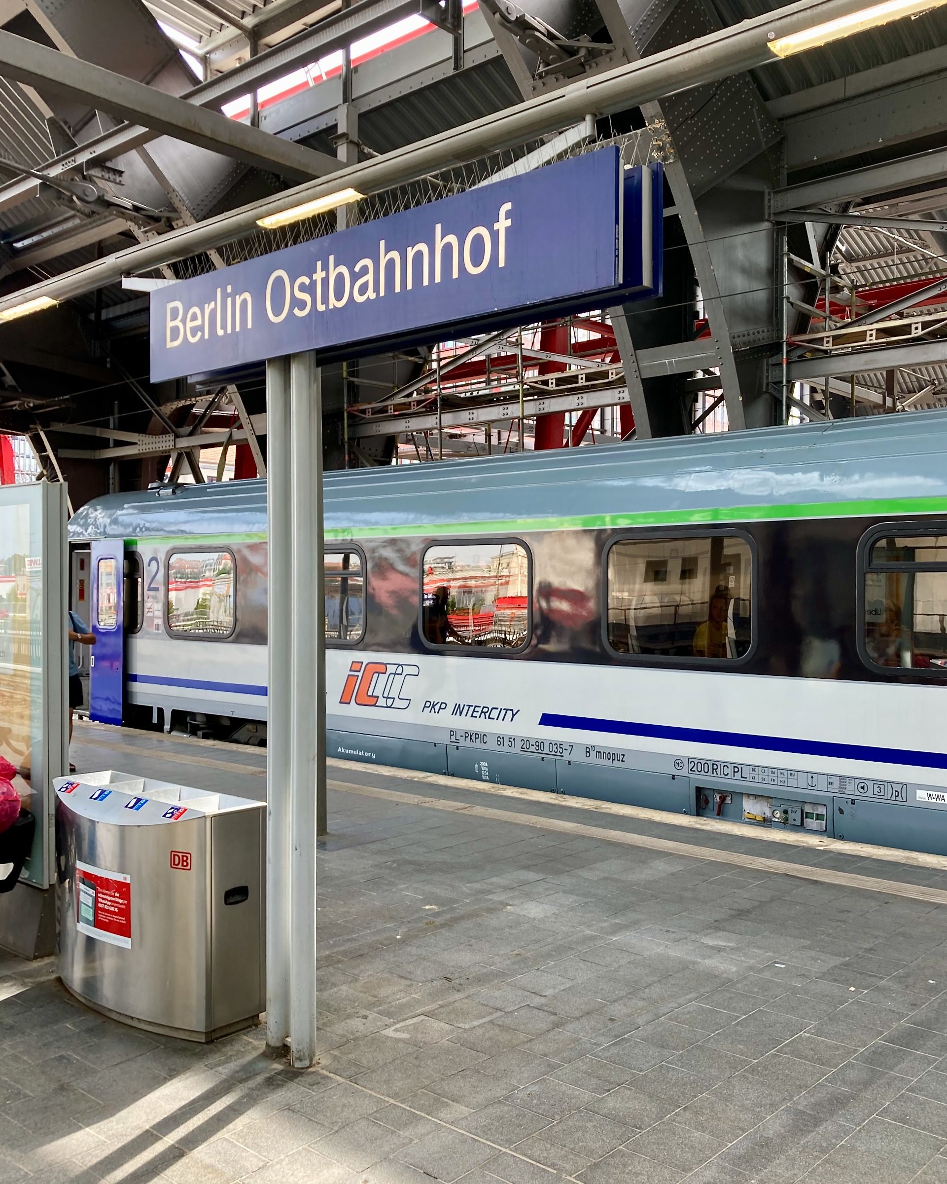 Polnischer Eurocity in Berlin Ostbahnhof