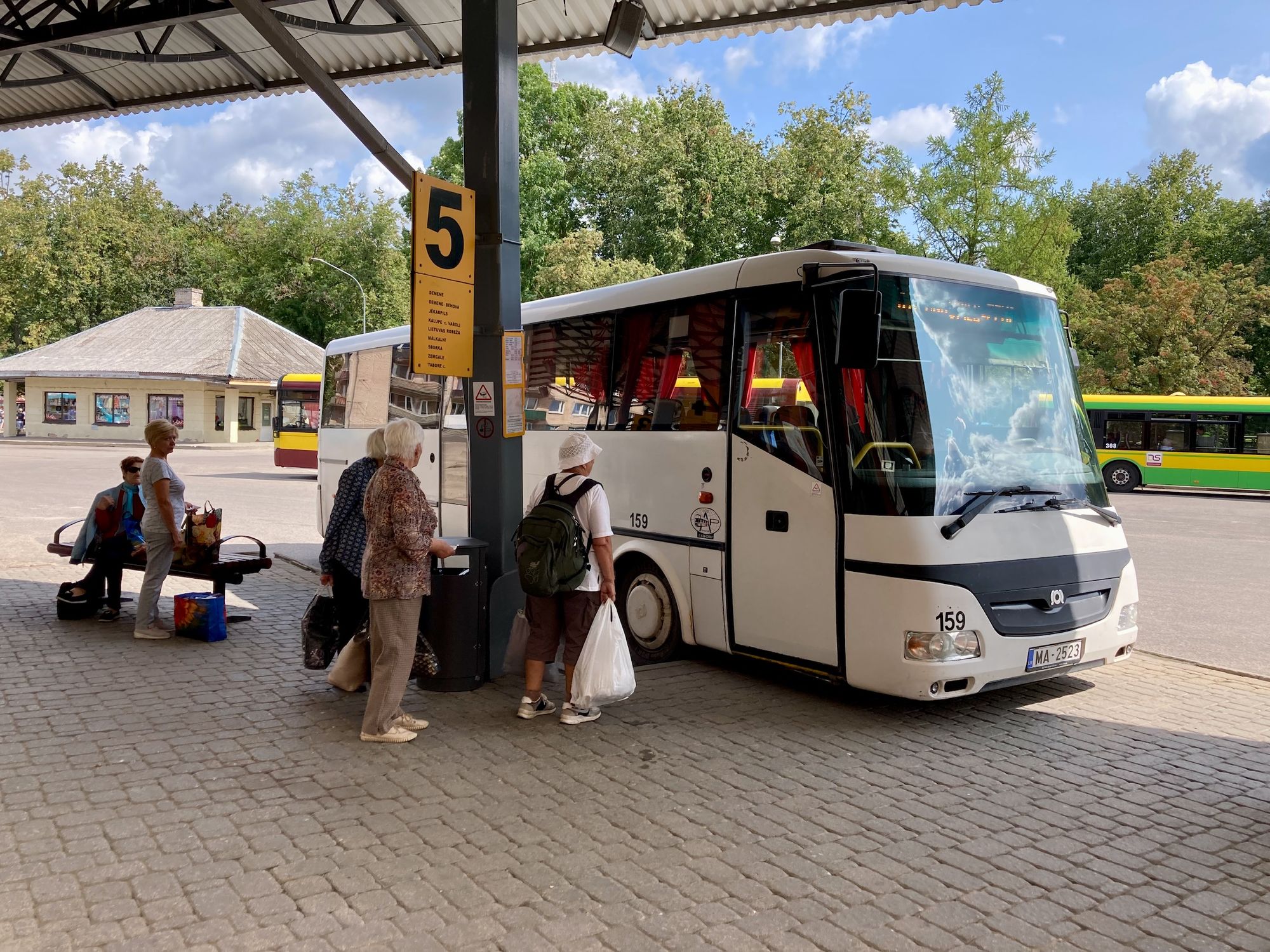 Kleiner weißer Bus am Busbahnhof in Daugavpils
