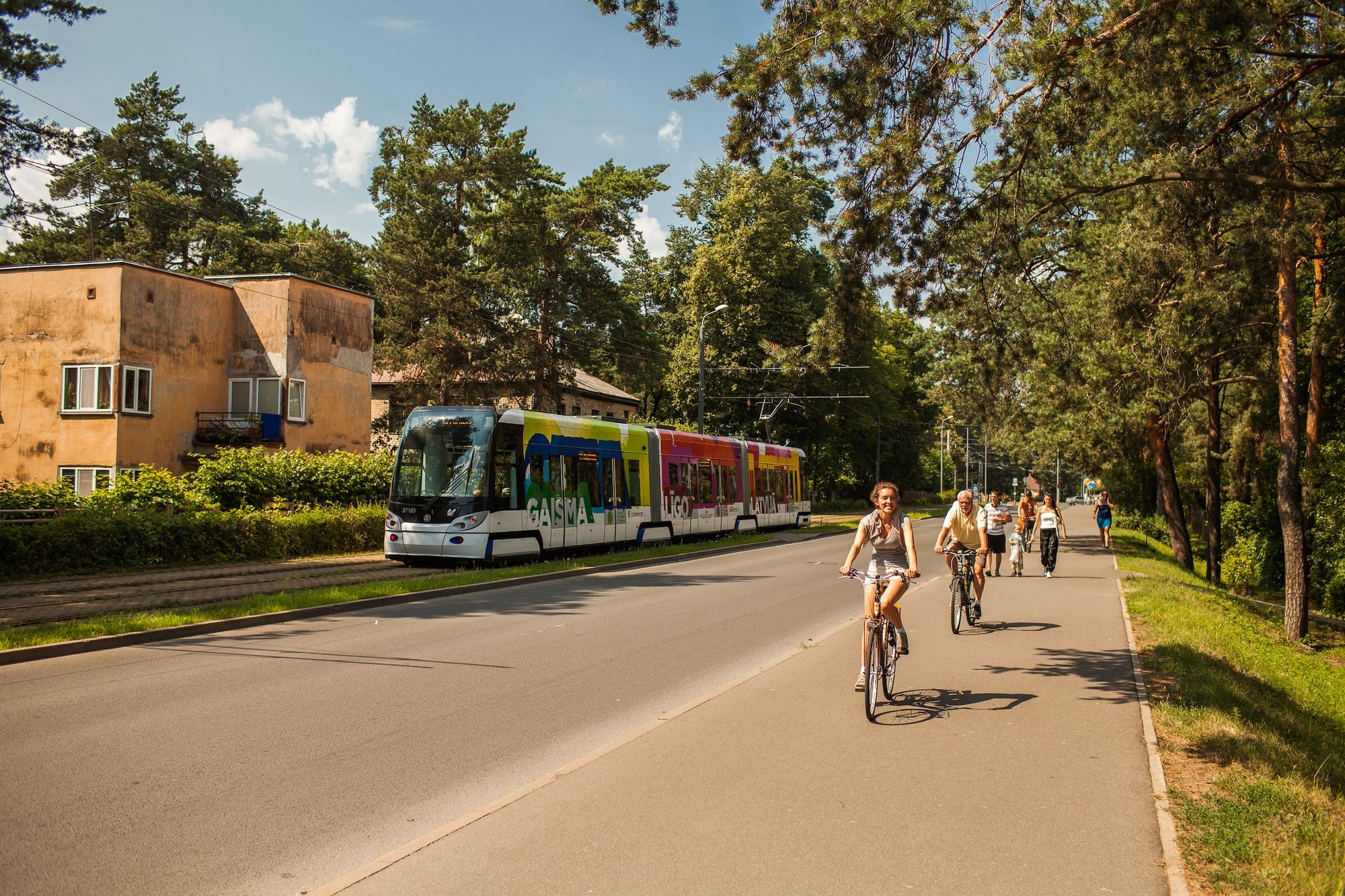 Fahrräder auf einem Radweg und eine Straßenbahn