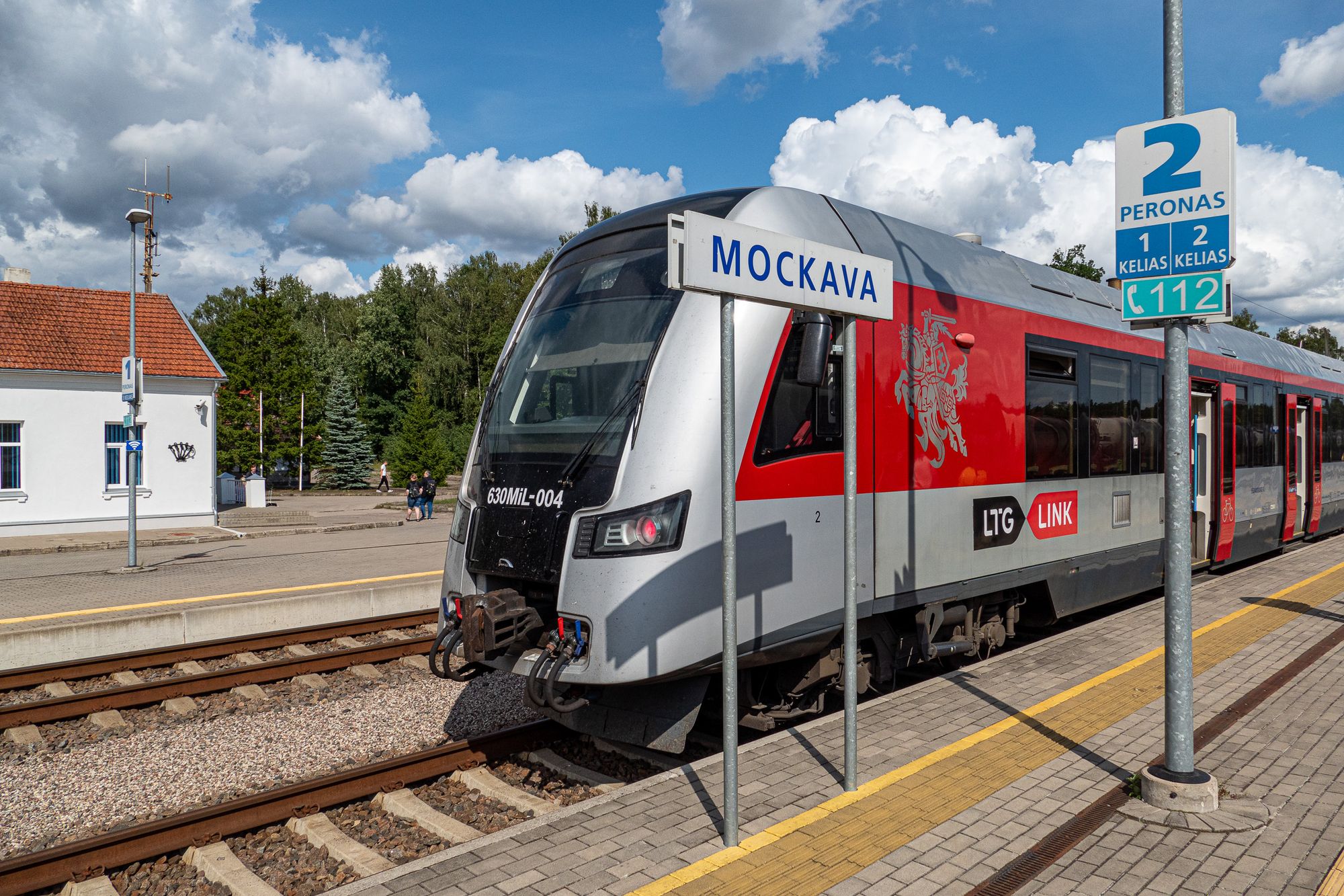 Litauischer Zug am Bahnhof von Mockava
