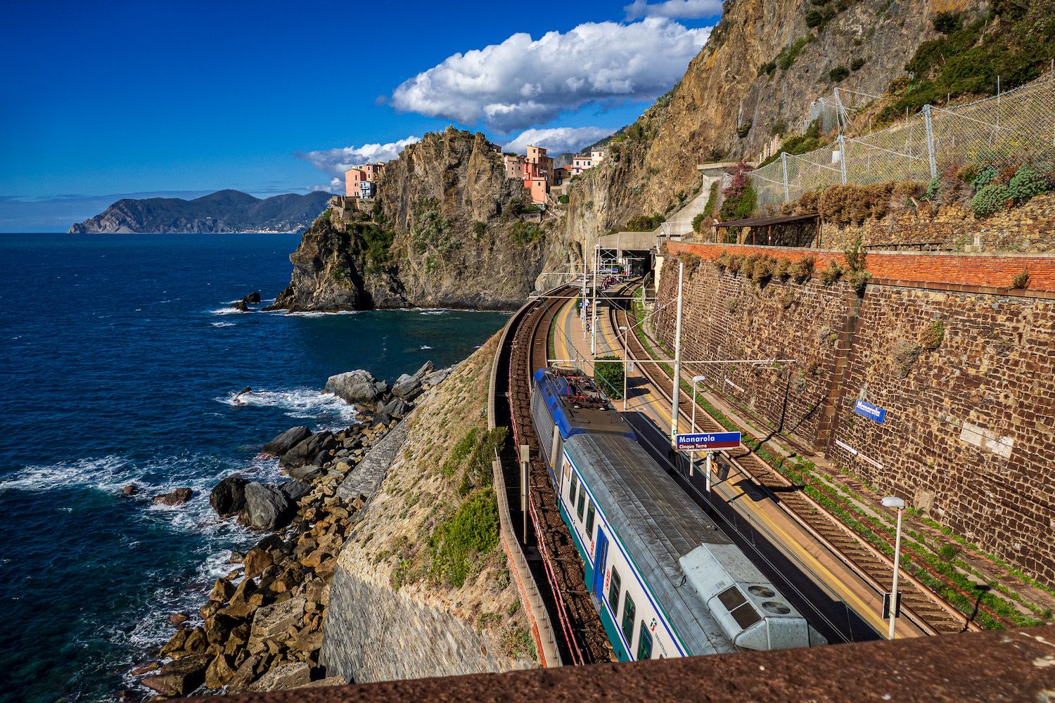 Ein Zug in Manarola, Cinque Terre