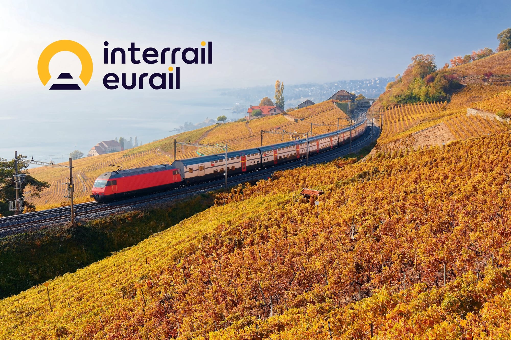 Zug in Herbstlandschaft und Interrail-Logo