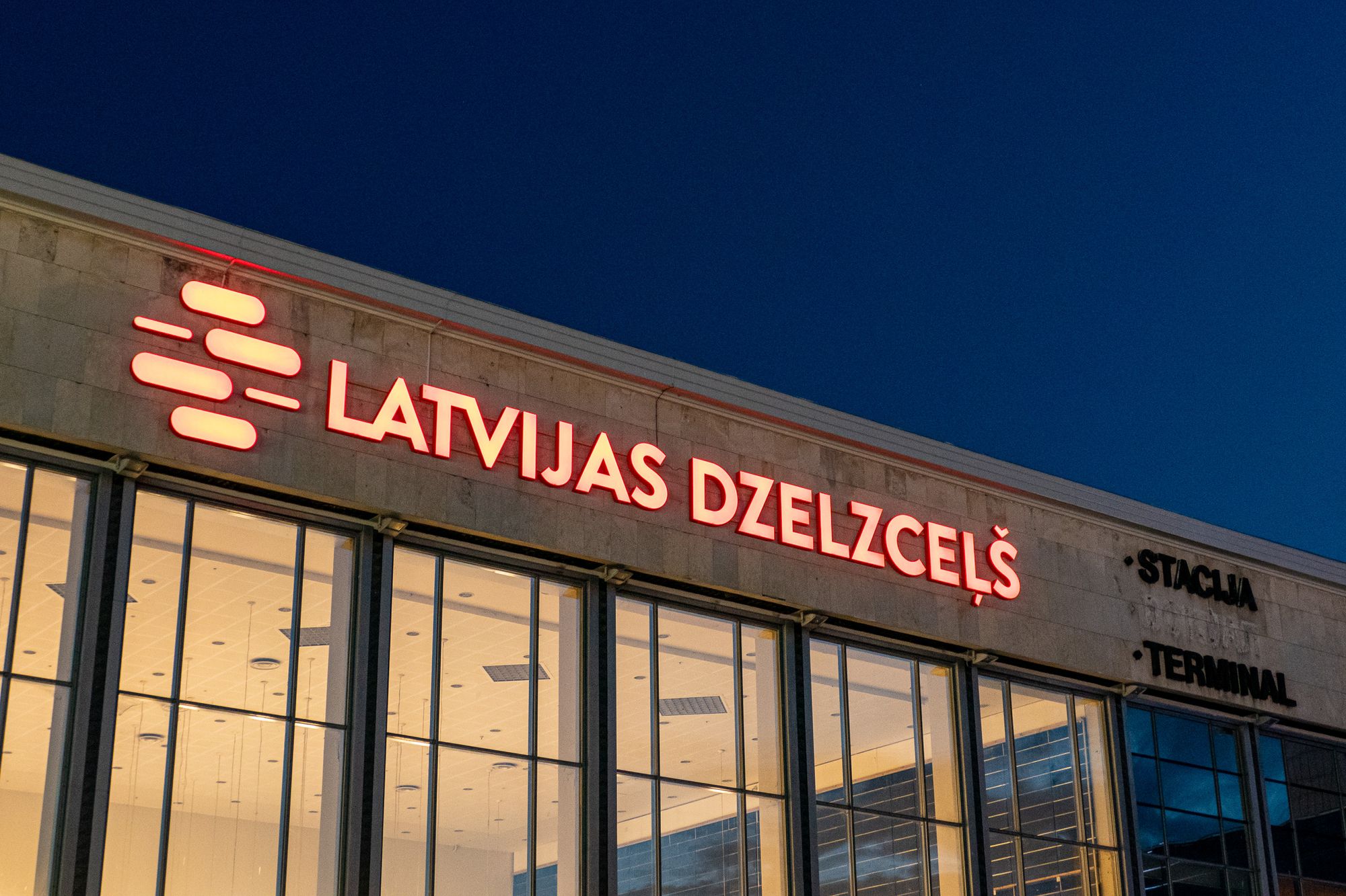 Leuchtschrift am Bahnhof von Riga