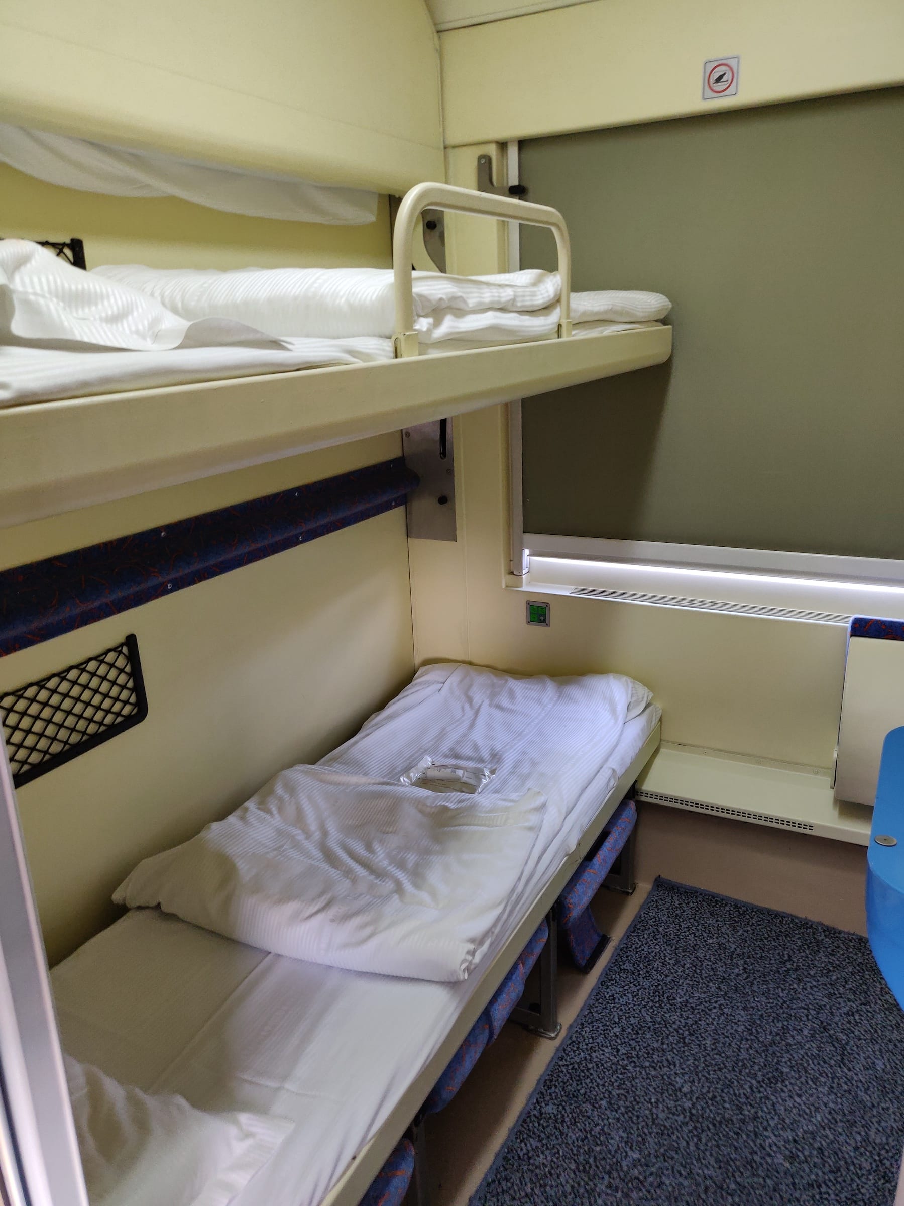 Blick in ein Schlafwagenabteil im polnischen Nachtzug
