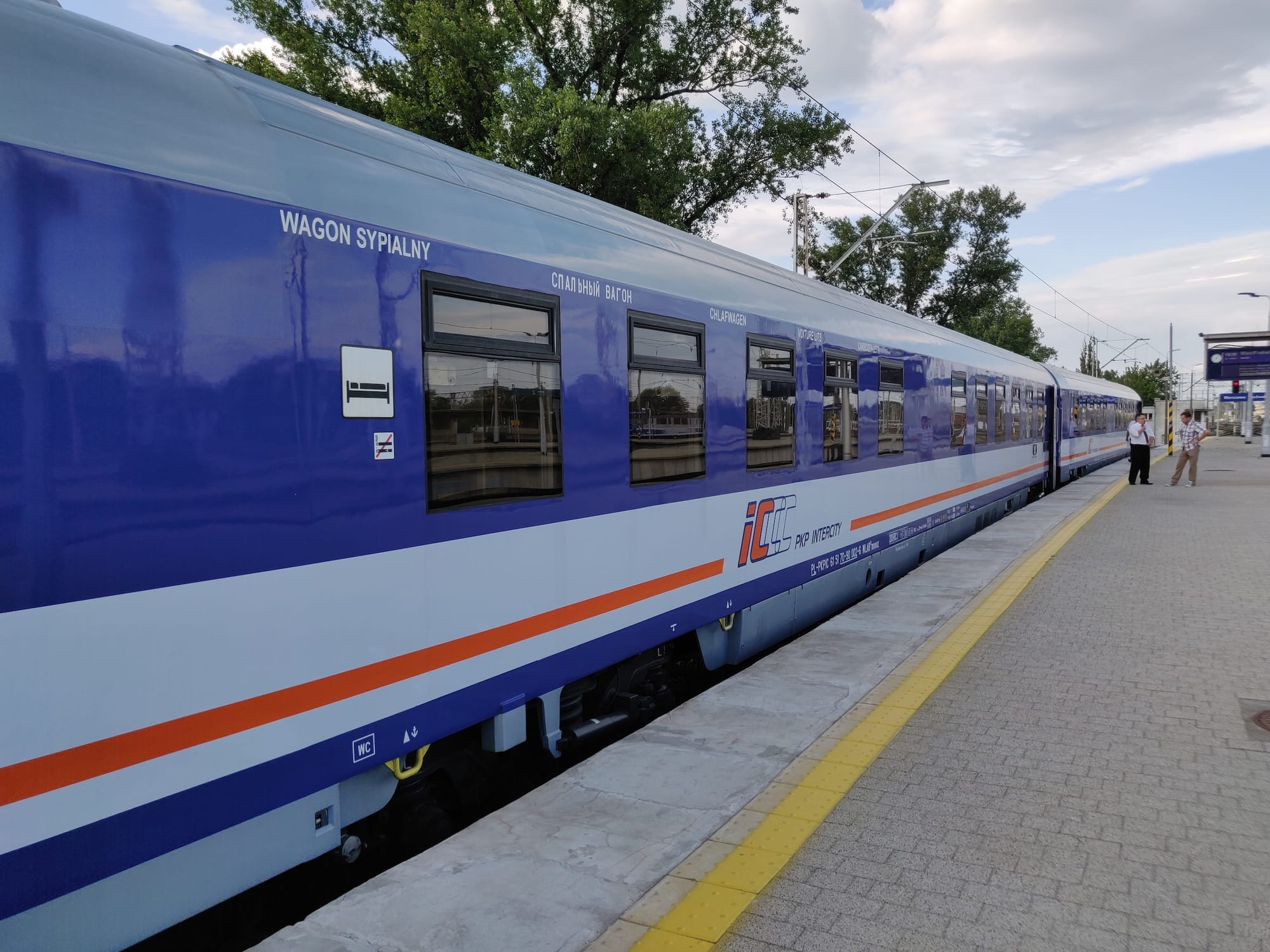 Blauer Schlafwagen der polnischen Bahn am Bahnsteig