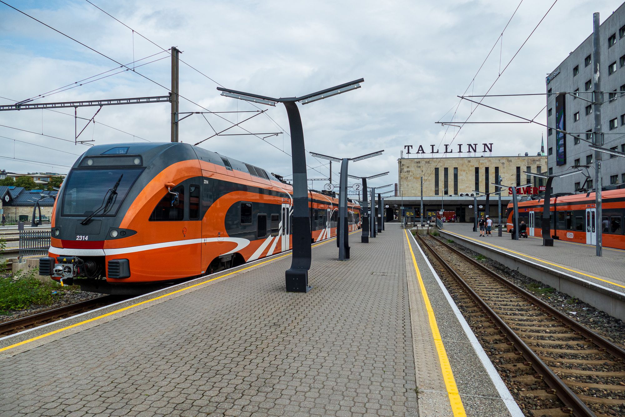 Bahnhof von Tallinn mit Triebwagen der estnischen Eisenbahn am Bahnsteig