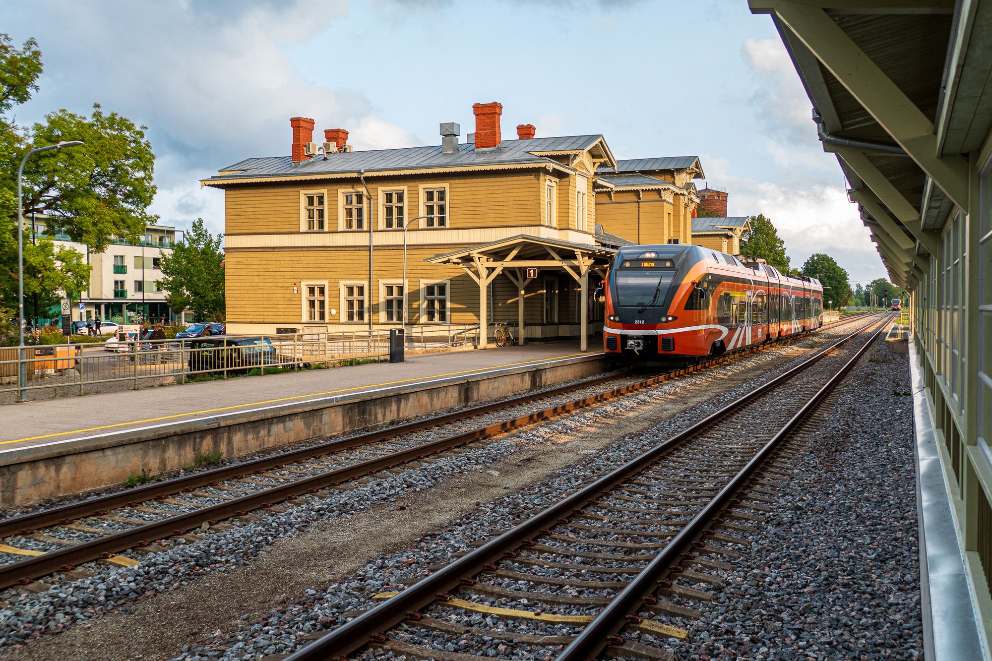 Bahnhof von Tartu mit einem Zug der Estnischen Eisenbahn