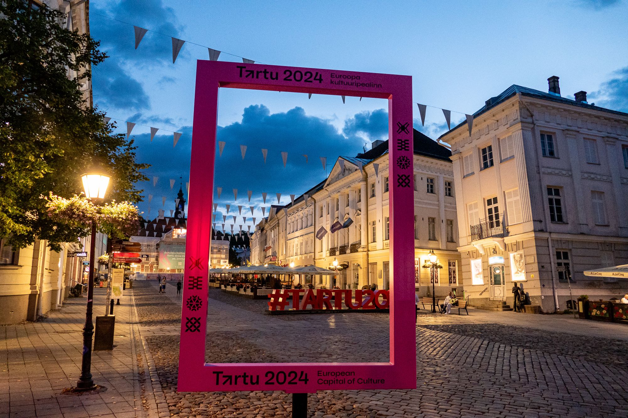 Hauptplatz von Tartu mit Beschilderung zur Europäischen Kulturhauptstadt 2024