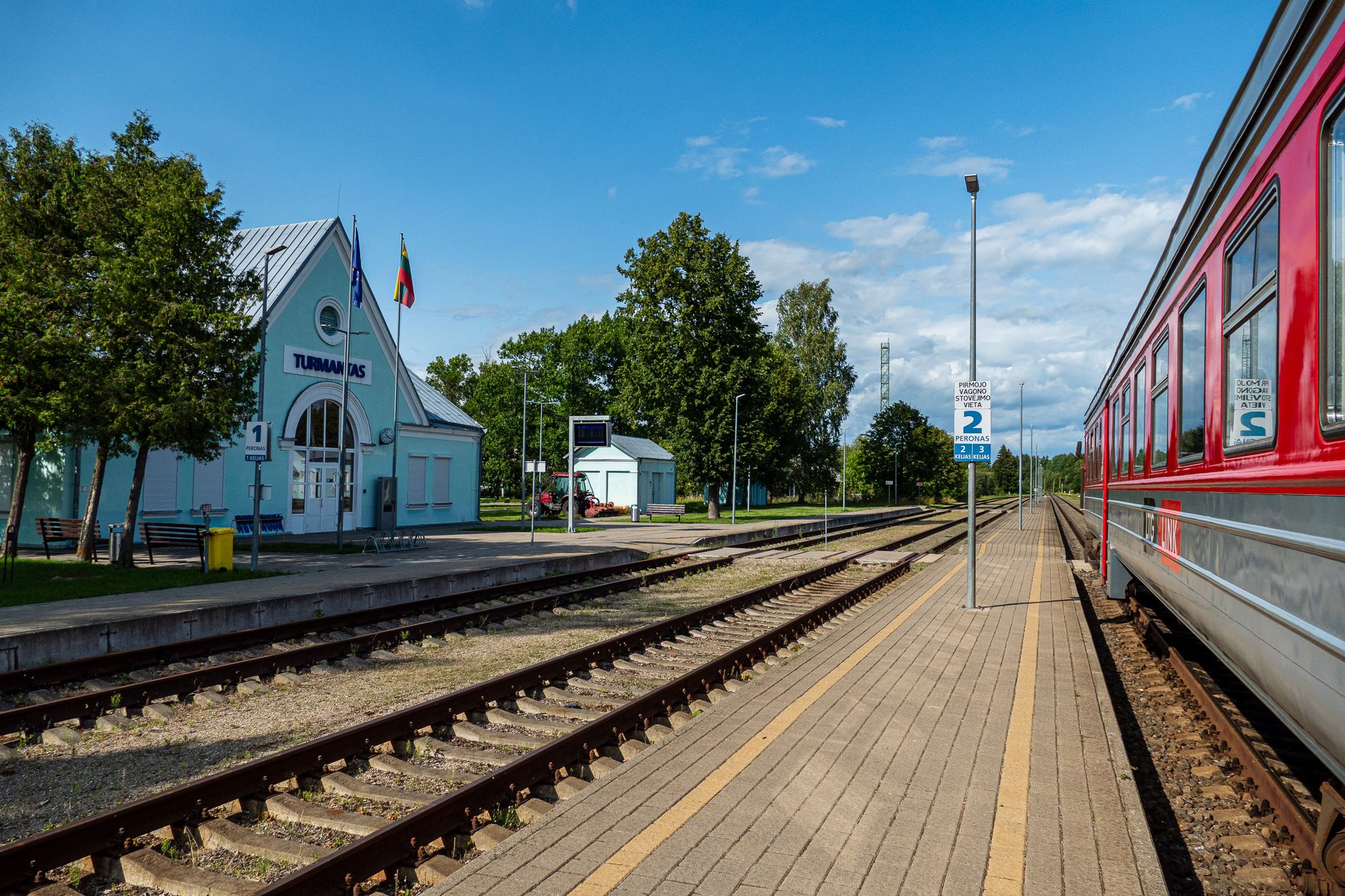Bahnhof von Turmantas mit einem Triebwagen der litauischen Bahn