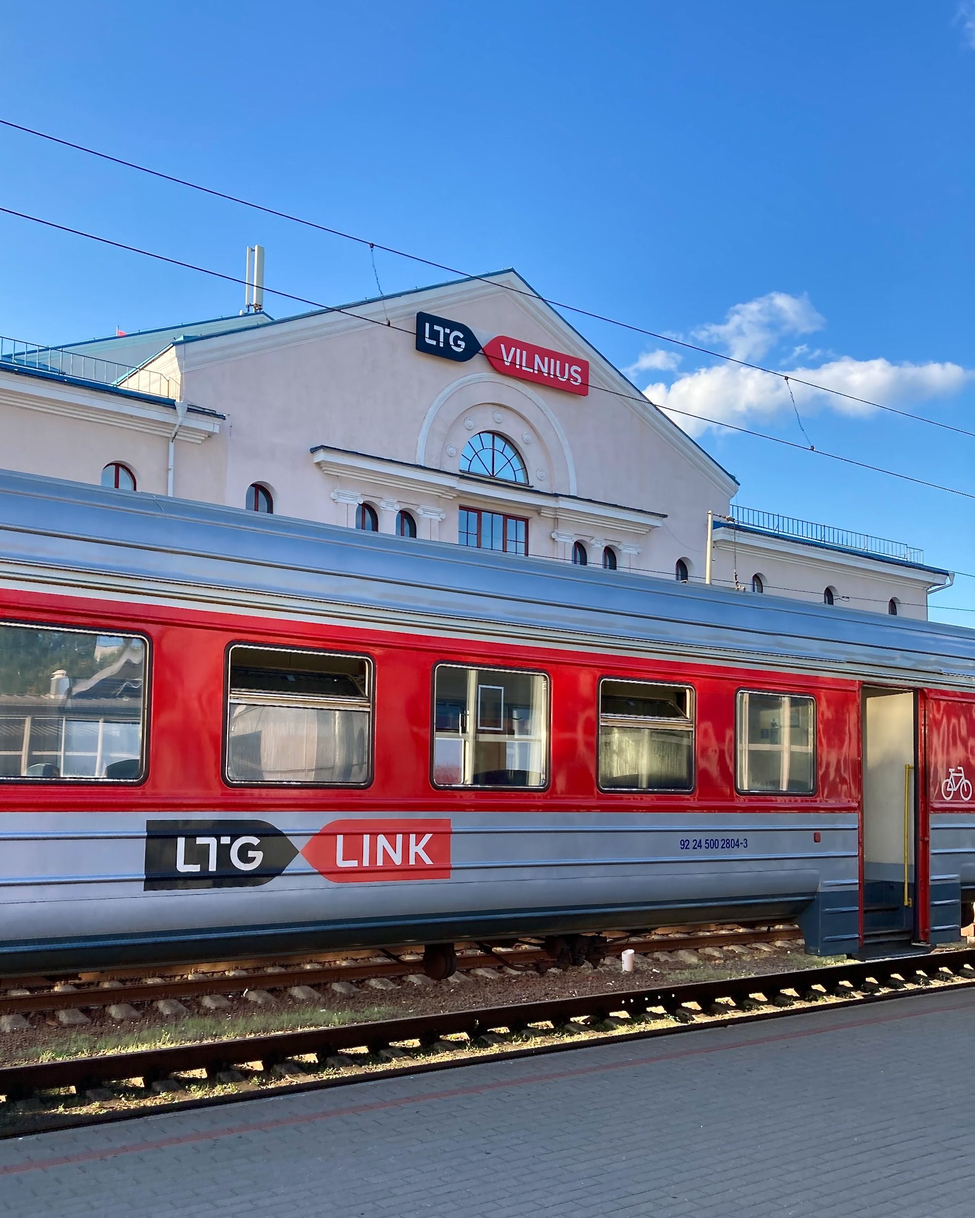 Bahnhof von Vilnius mit einem Zug im Vordergrund