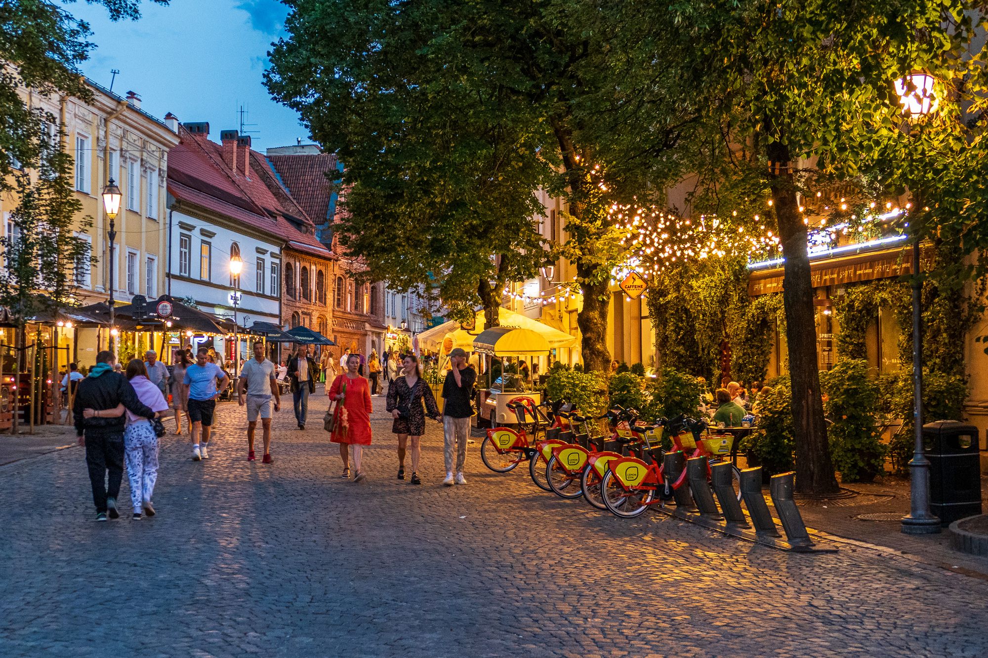 Eine abendlich Straßenszene in Riga