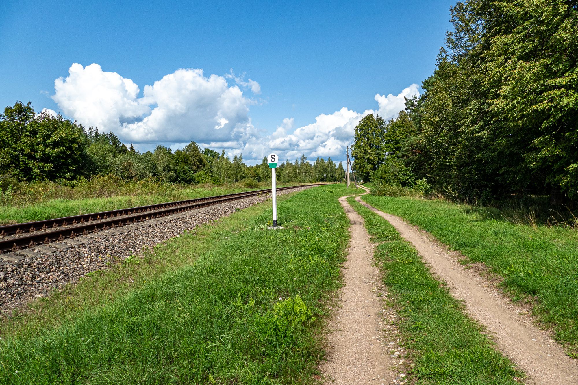 Weg neben der Bahnstrecke in Zemgale