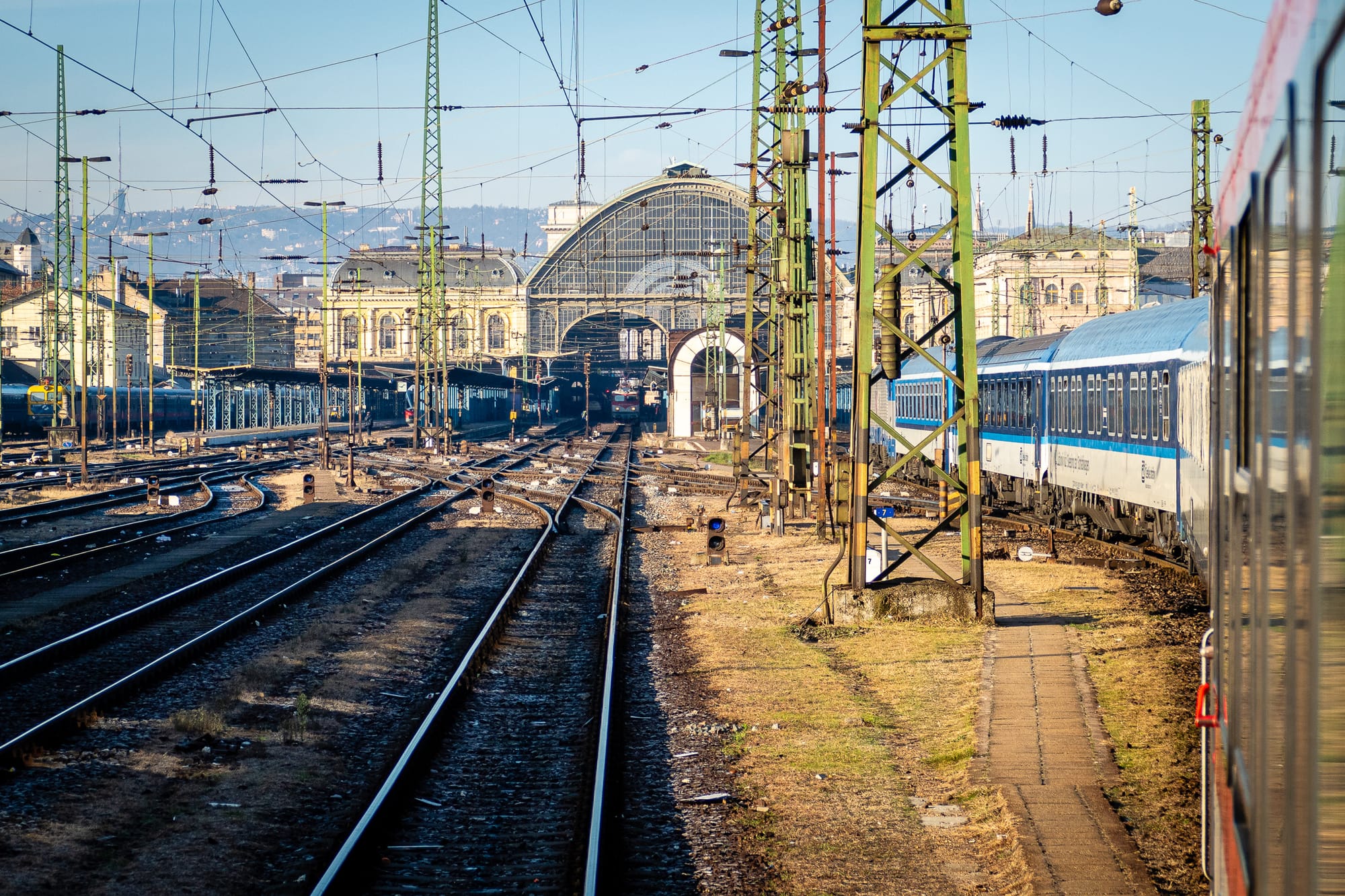 Blick aus dem fahrenden Nachtzug auf die Empfangshalle des Bahnhofs Budapest-Keleti