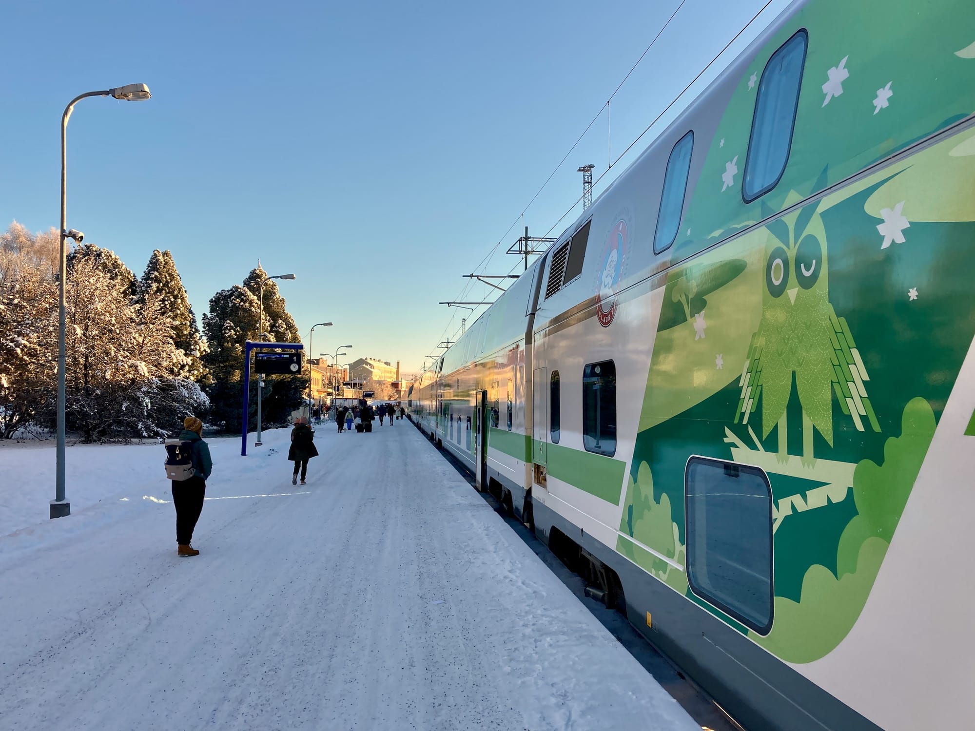Finnischer Doppelstock-Schlafwagen mit Eulen-Motiv am Bahnsteig in Rovaniemi