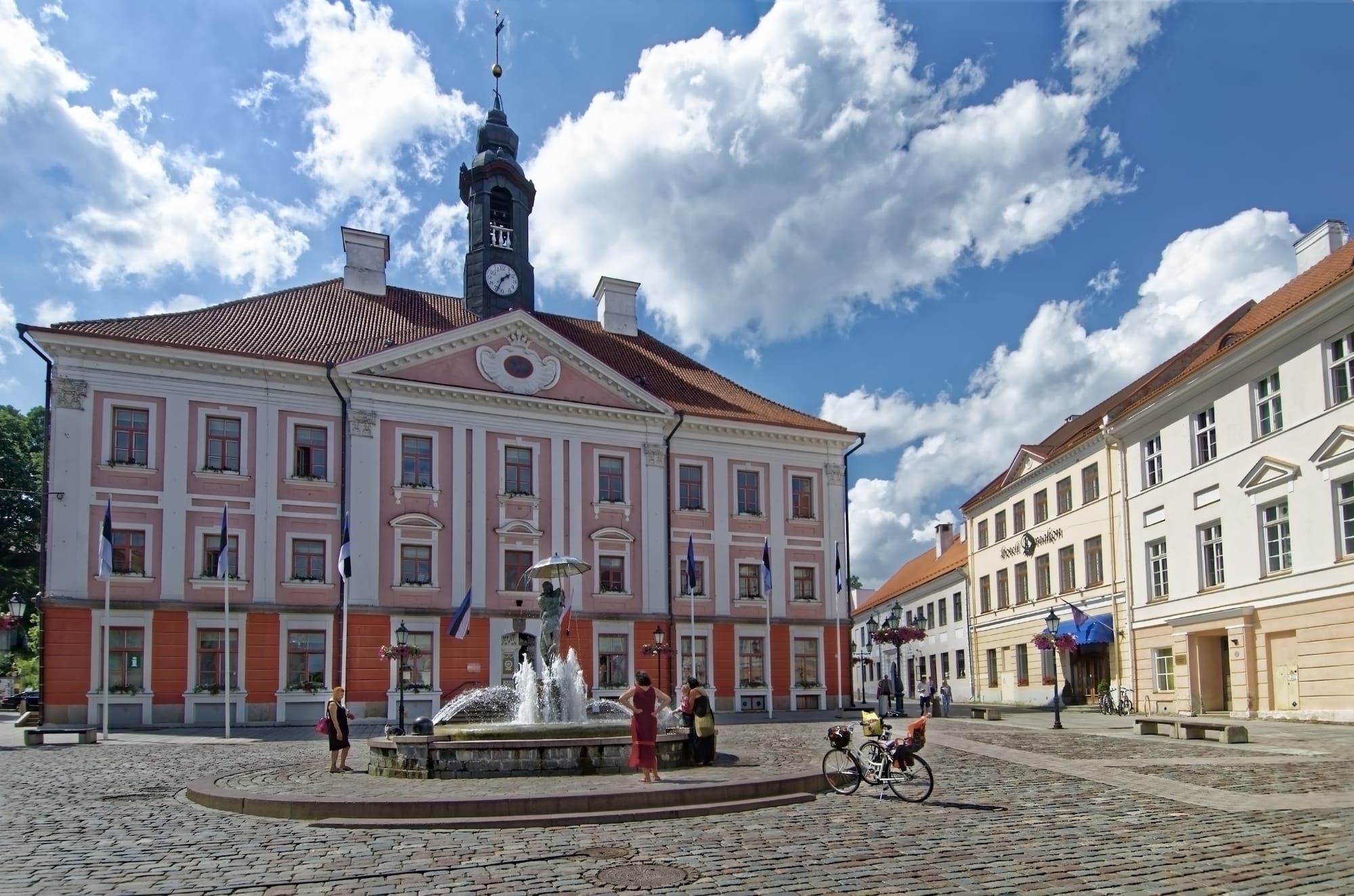 Altstadt von Tartu mit dem Rathaus und einem Springbrunnen