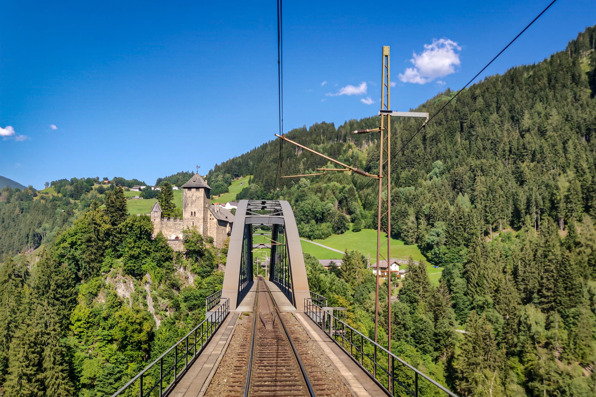 Blick auf die Arlbergbahn kurz hinter der Trisannabrücke