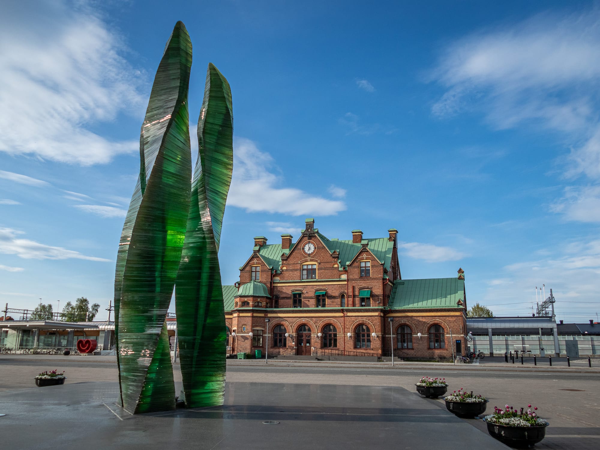 Glasskulptur vor dem Hauptbahnhof von Umeå