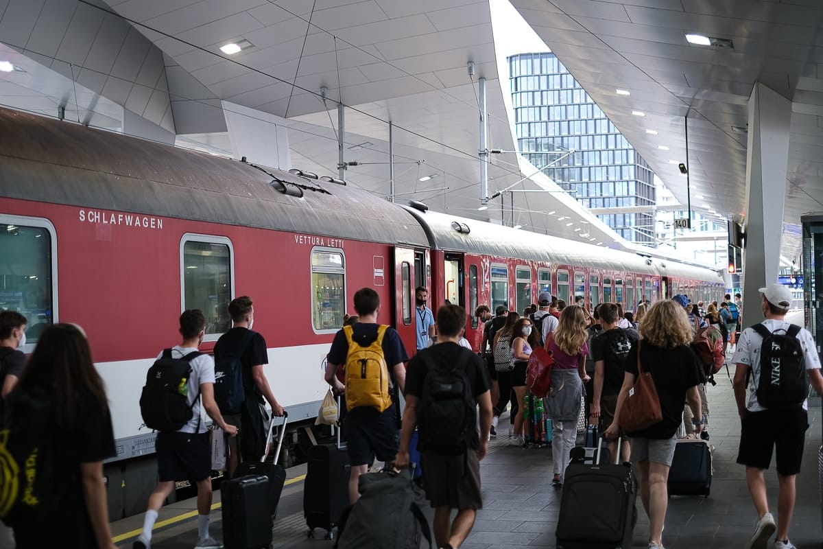 Nachtzug am Hauptbahnhof in Wien mit Reisenden