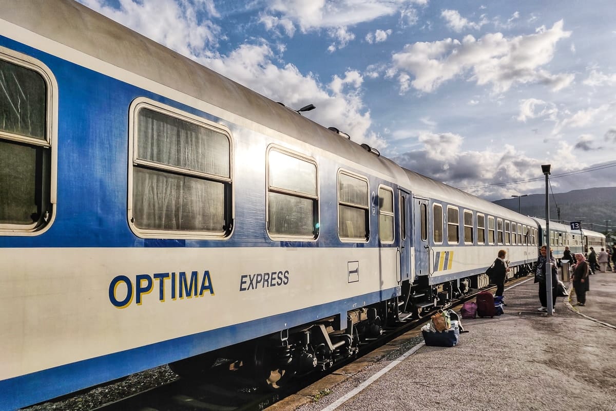 Der Optima Express steht abfahrtbreit am Bahnsteig