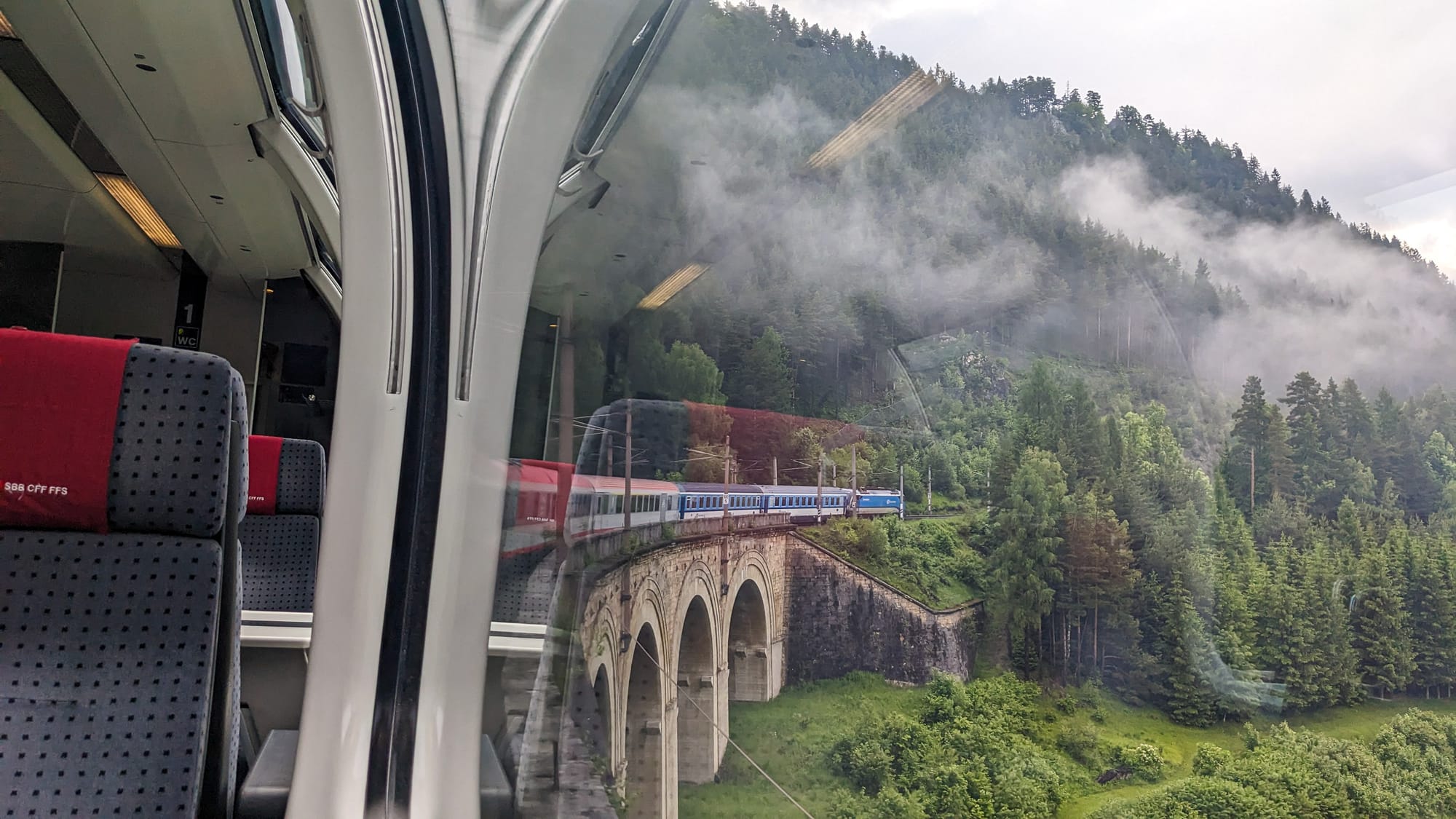 Blick aus dem Panoramawagen, Zug fährt über ein Viadukt