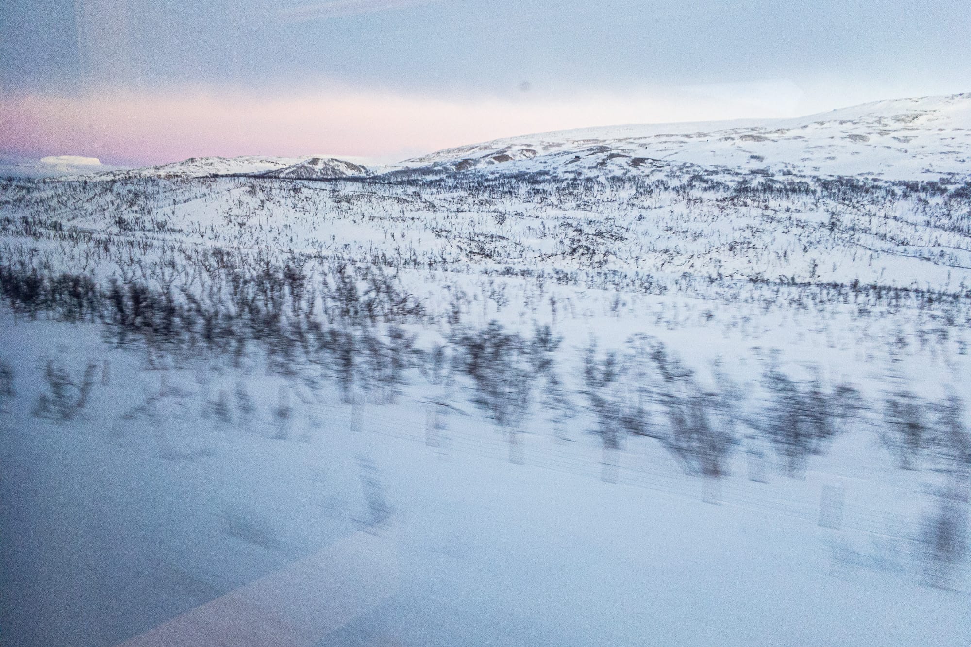 Zugfahrt durch schneebedeckte Berge