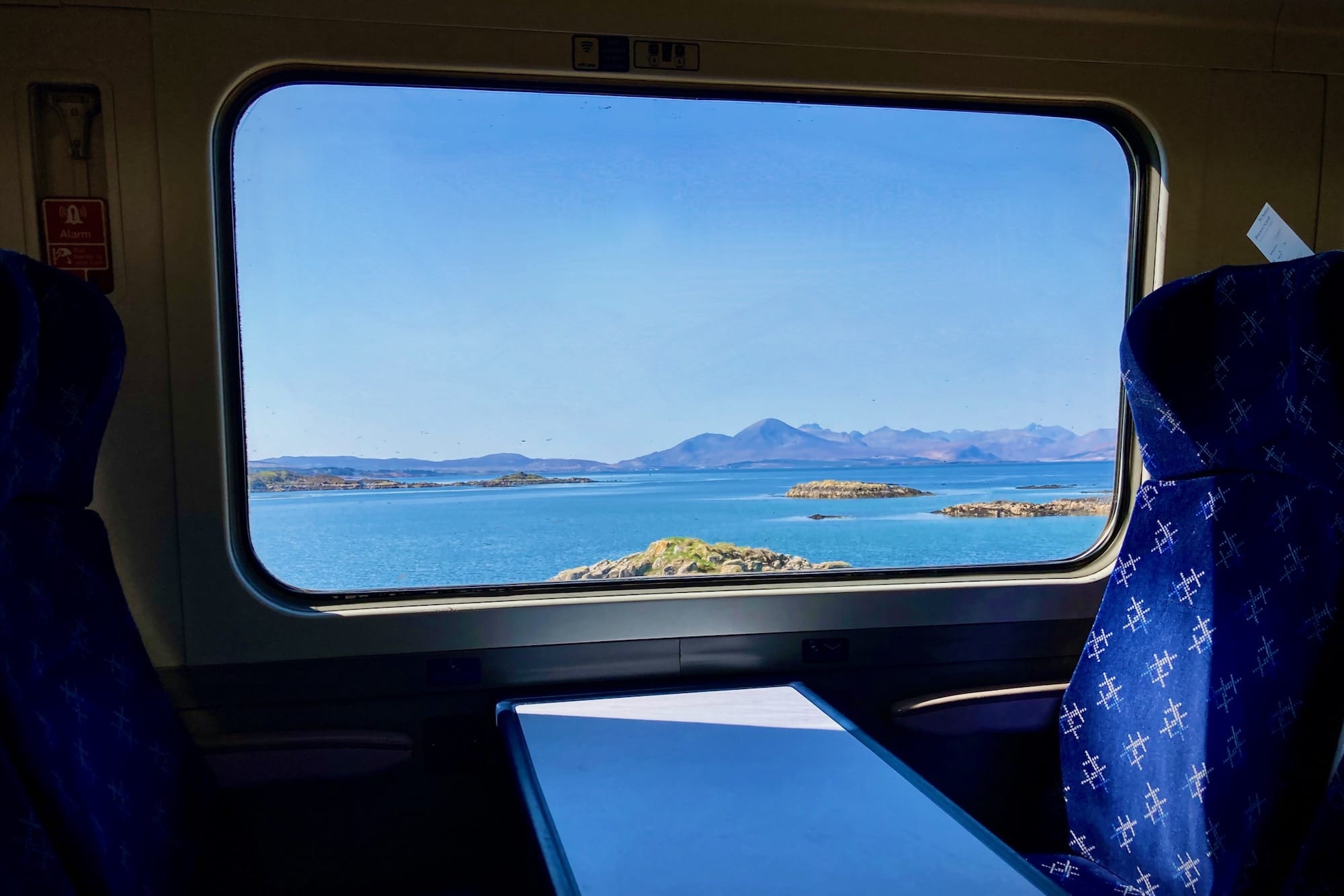 Ausblick vom Zugfenster auf das Meer