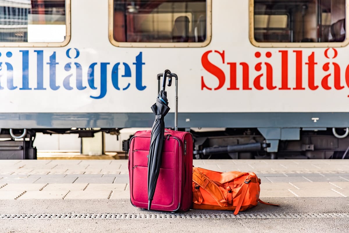 Nachtzug von Snälltåget am Bahnsteig mit Gepäck im Vordergrund
