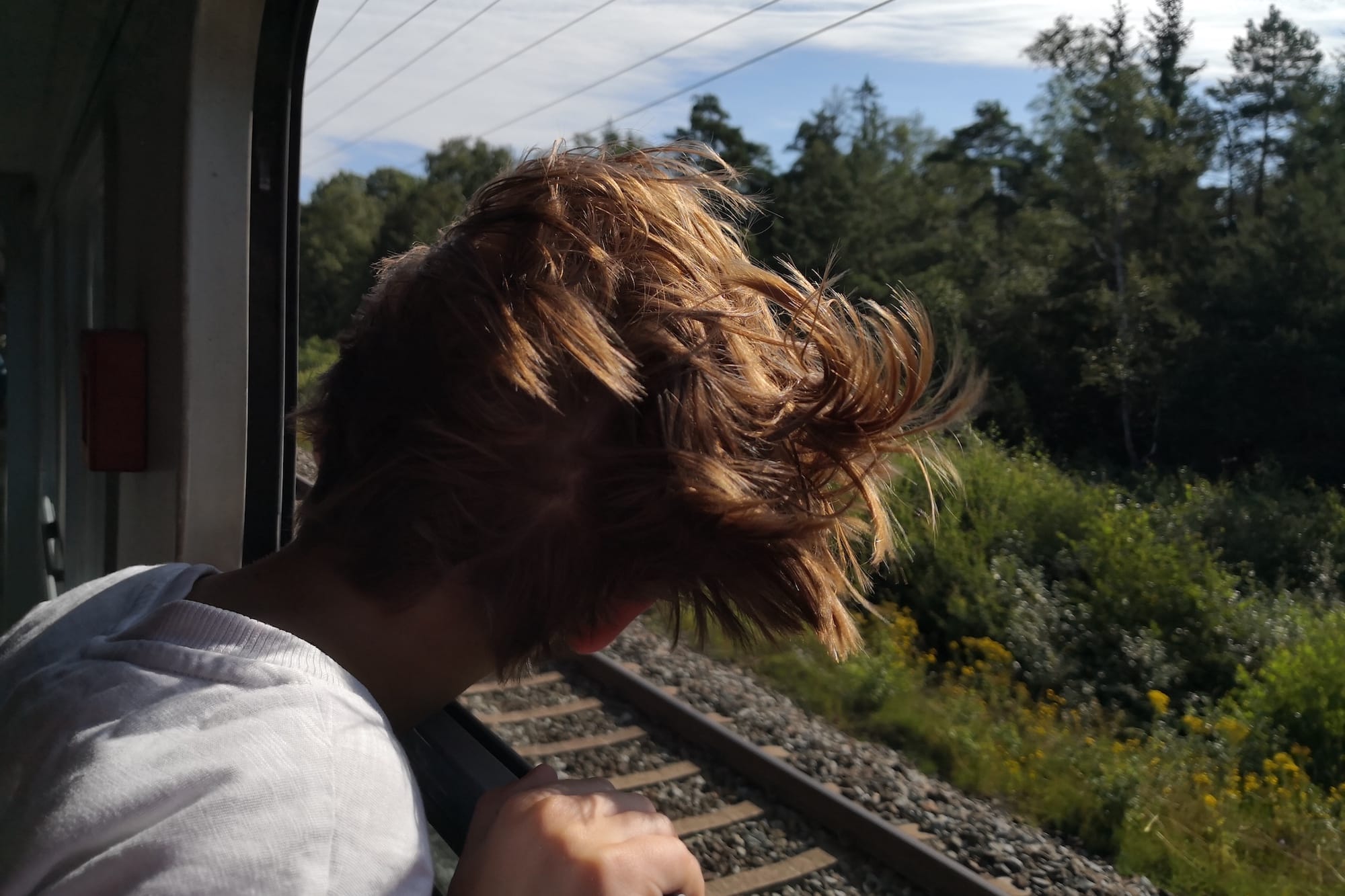 Kopf aus dem offenen Zugfenster