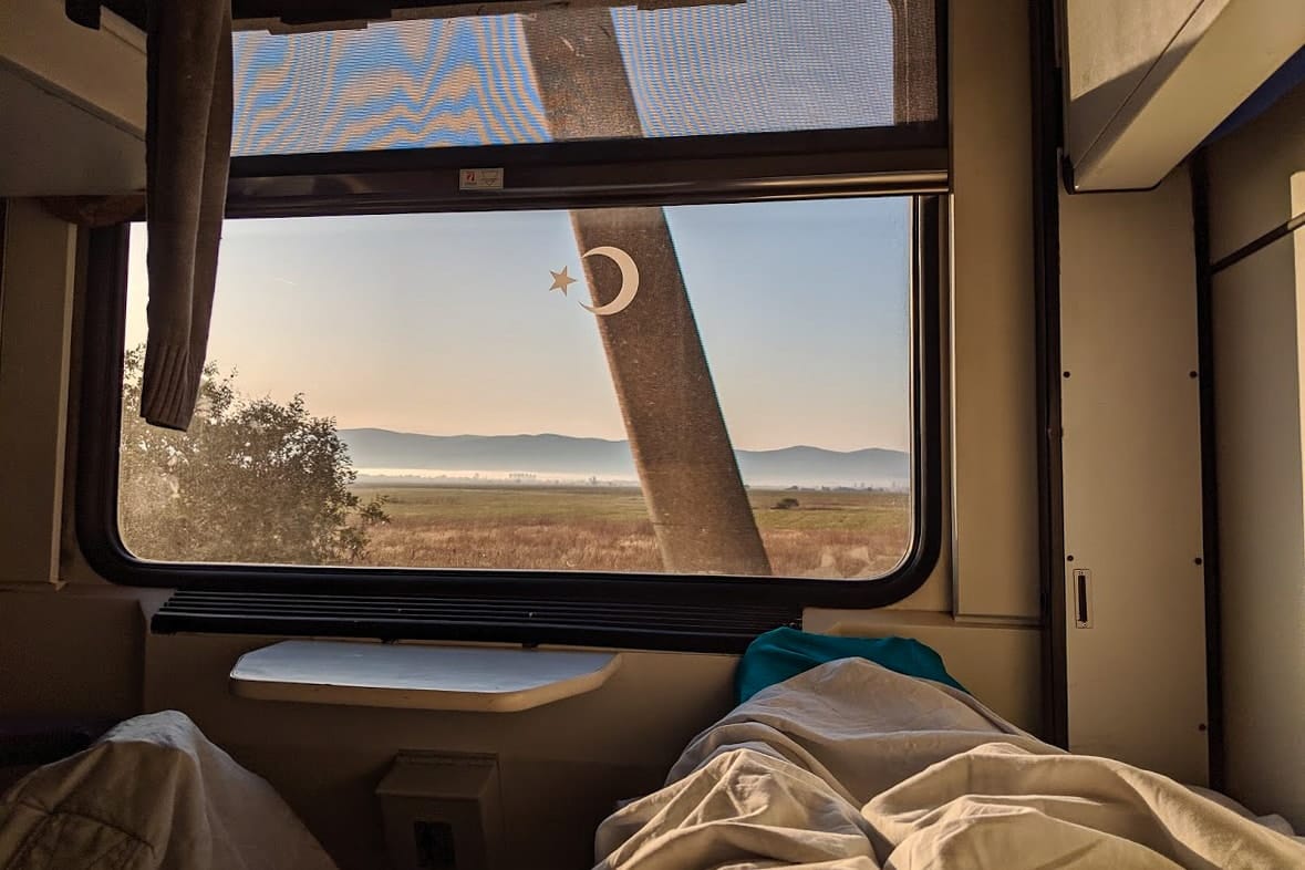 Blick aus dem Fenster im türkischen Liegewagen