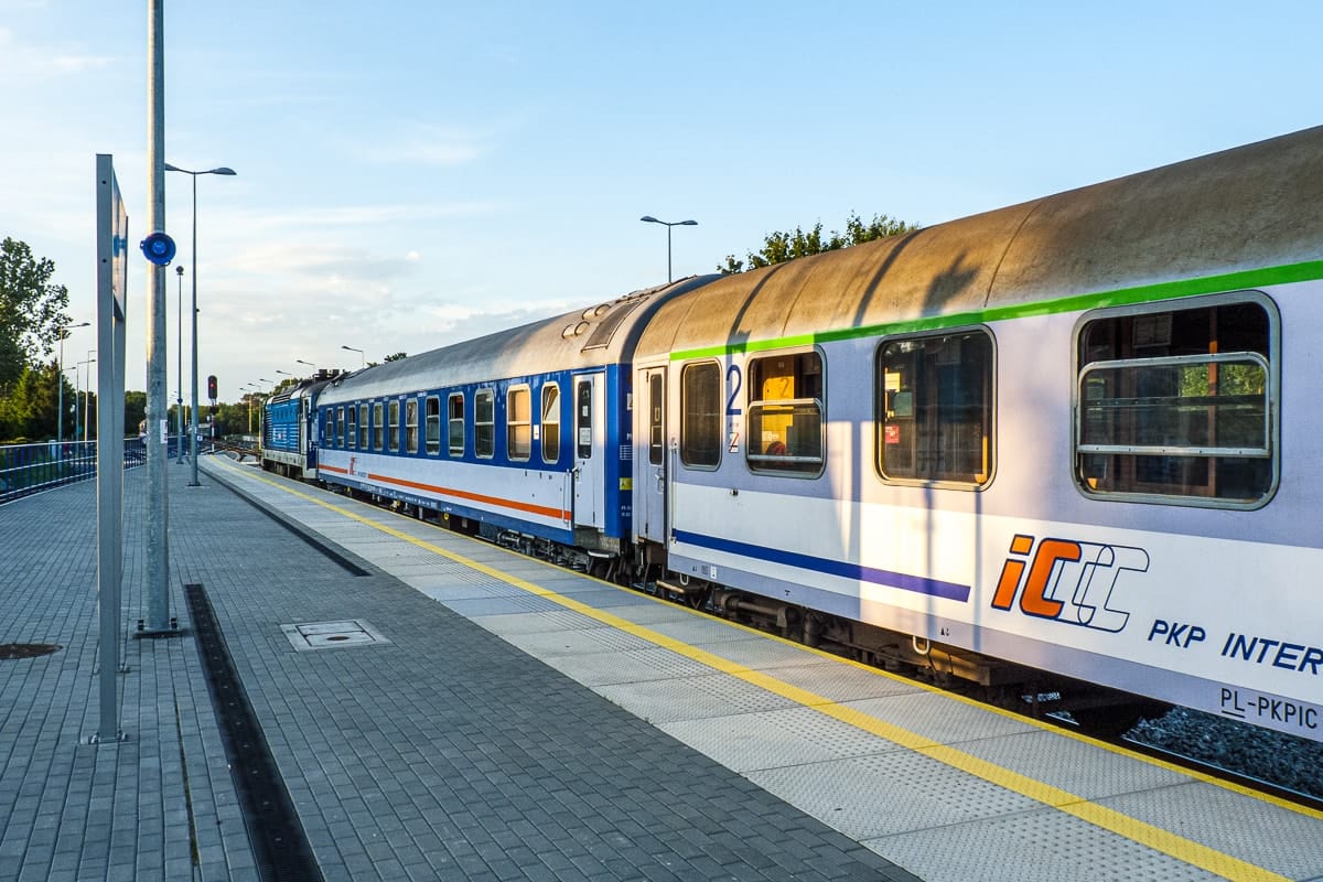 Ein polnischer Zug mit Schlafwagen und Sitzwagen am Bahnsteig in Hel