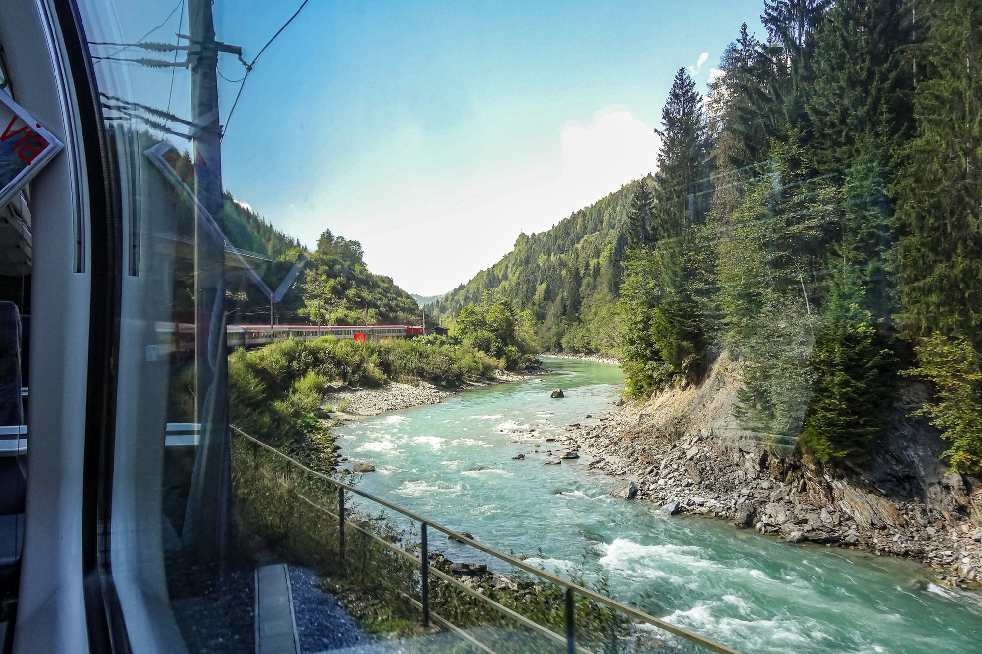 Der Transalpin an einem Bach in den Alpen