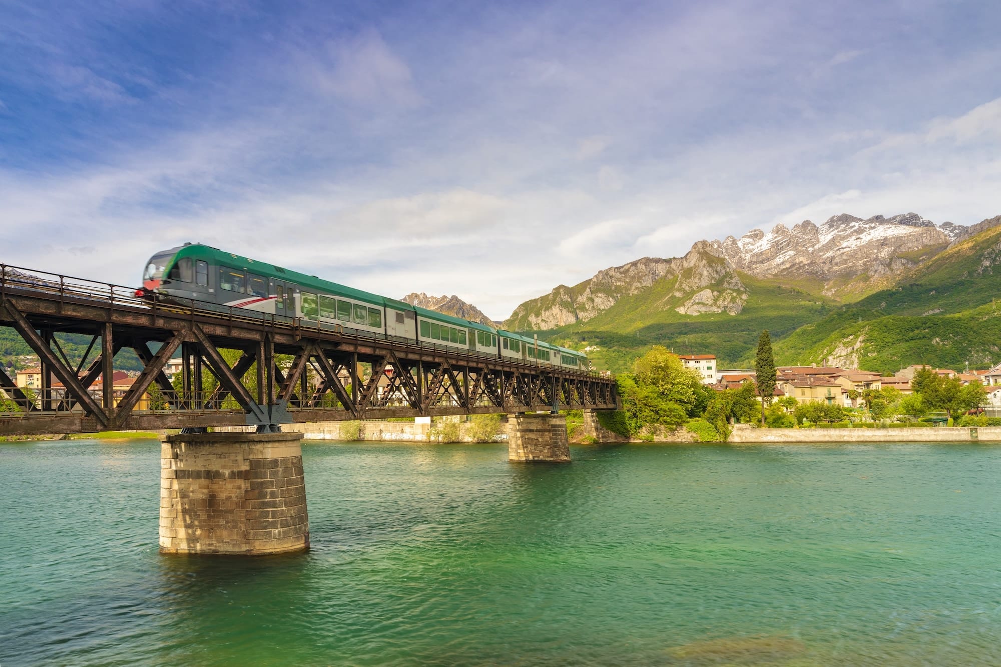 Zug auf einr Brücke in den Bergen