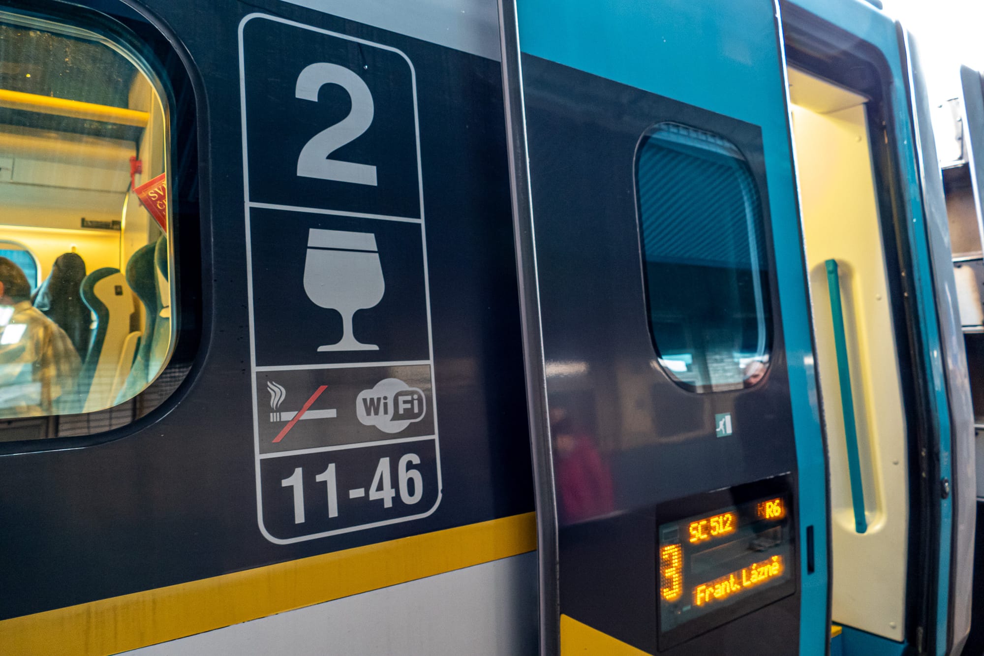 Einstiegstür zum Bordbisto im Pendolino der Tschechischen Bahn