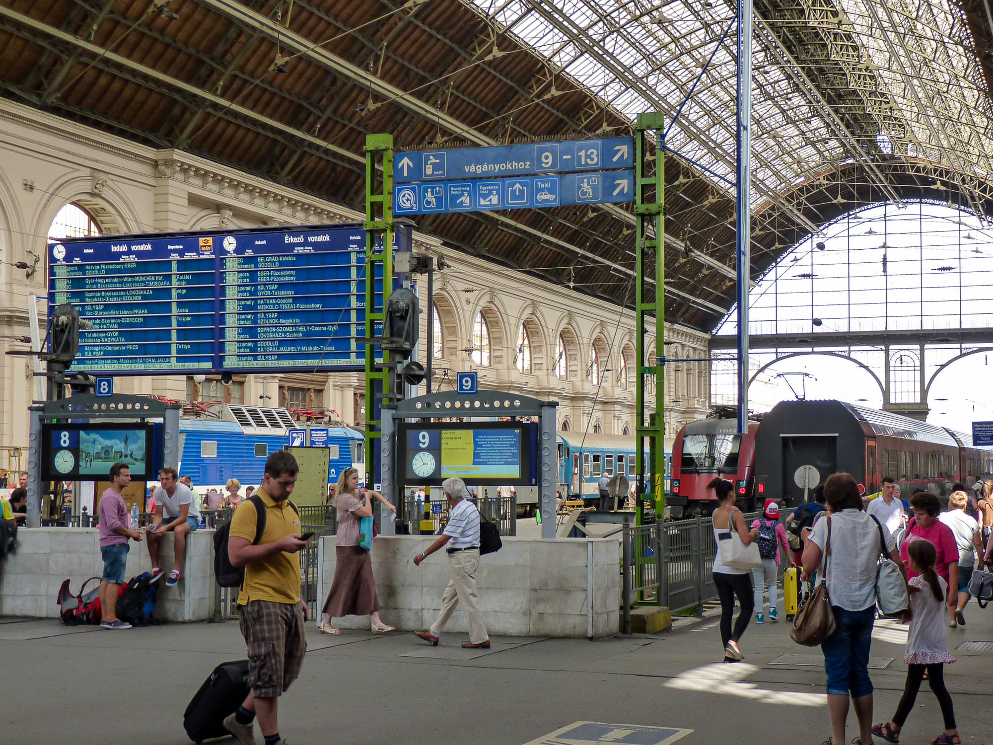 In der Bahnsteighalle des Bahnhofs Budapest-Keleti